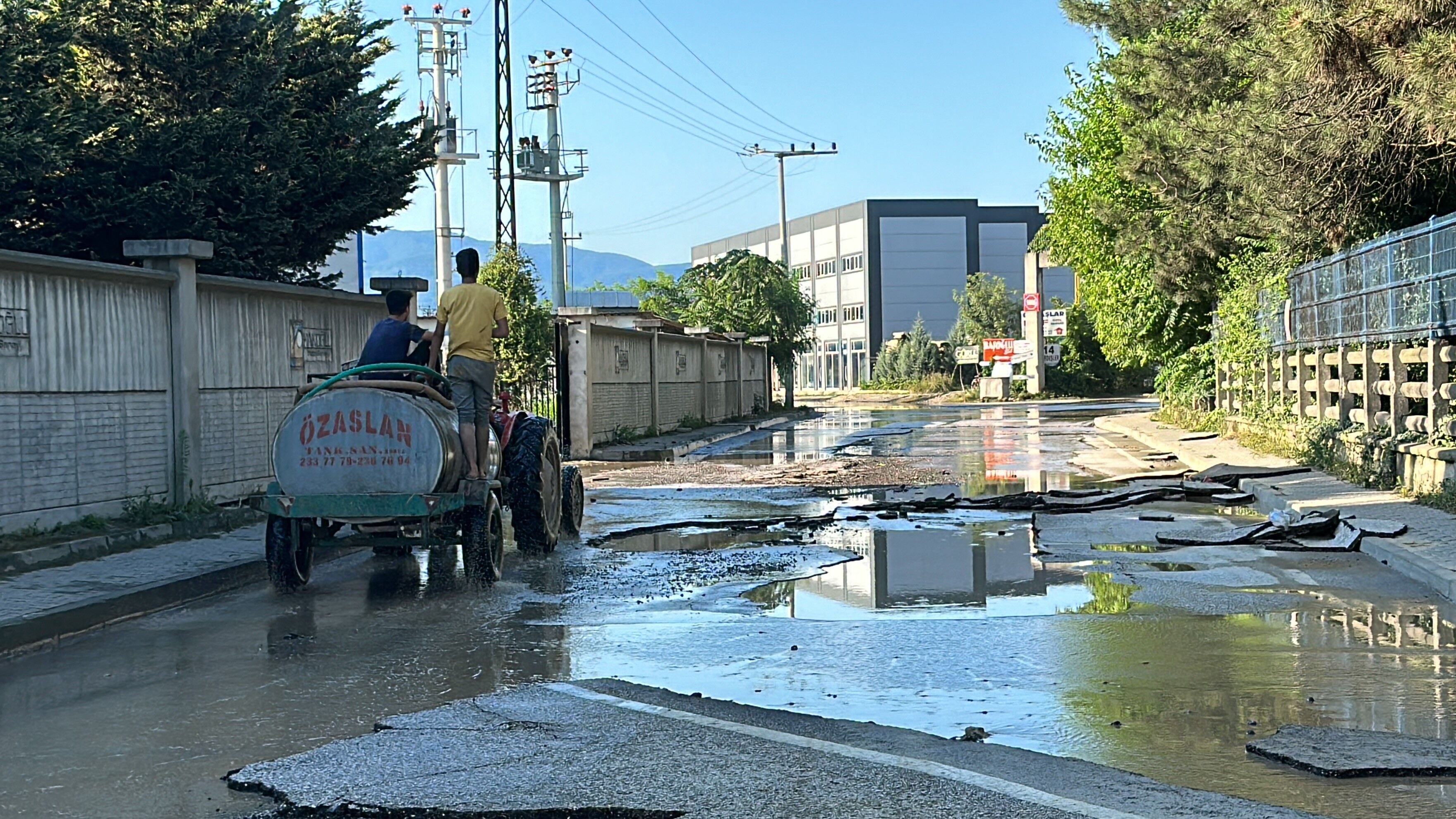 Sel suları asfaltı yerinden söktü