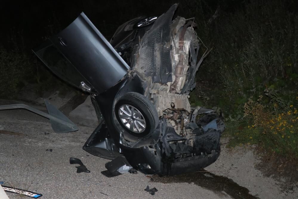 Abant'ta feci kaza; beton bariyere çarpan otomobil ikiye bölündü