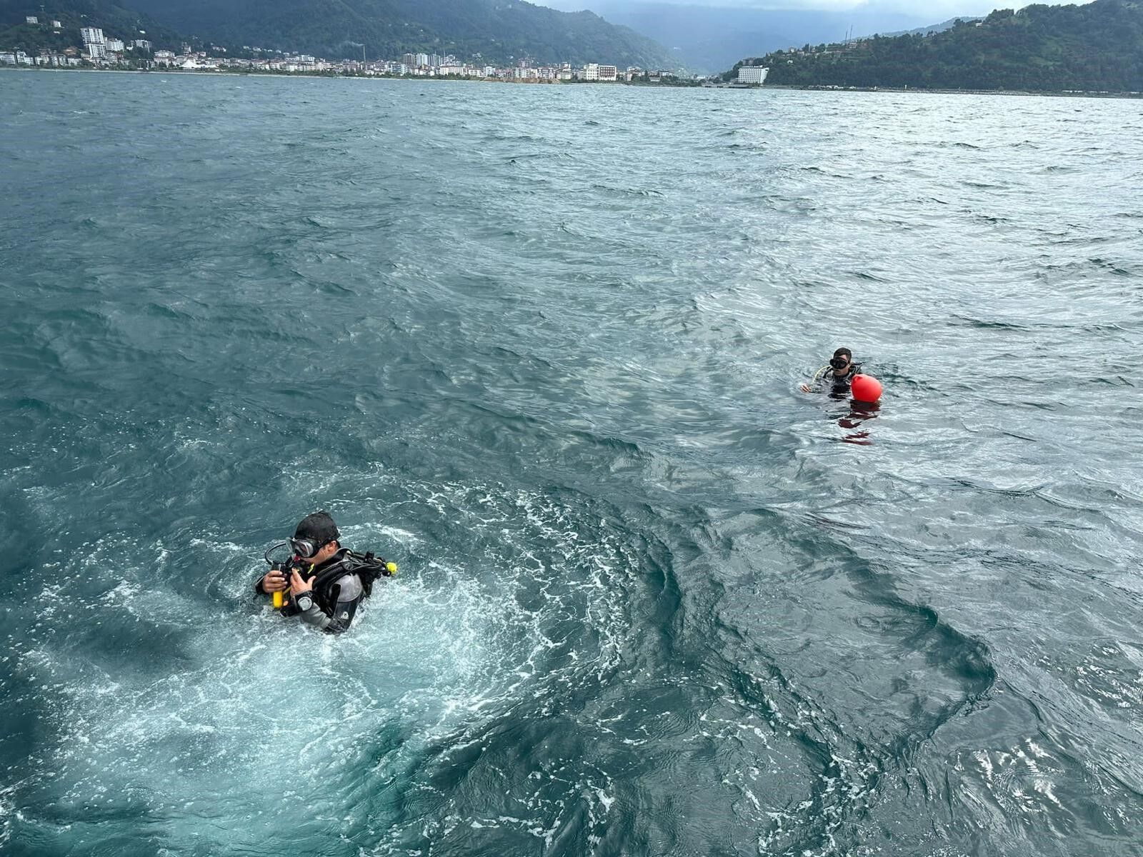 Artvin'de denizde kaybolan balıkçıyı arama çalışmaları sürüyor