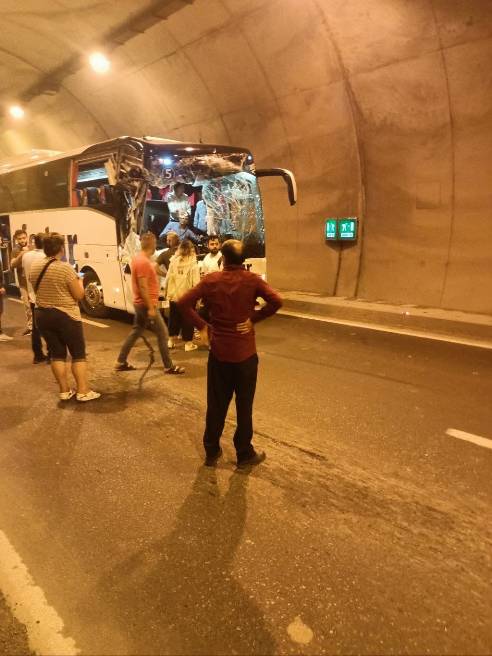 Zonguldak'ta yolcu otobüsü kamyona arkadan çarptı, 4 yaralı