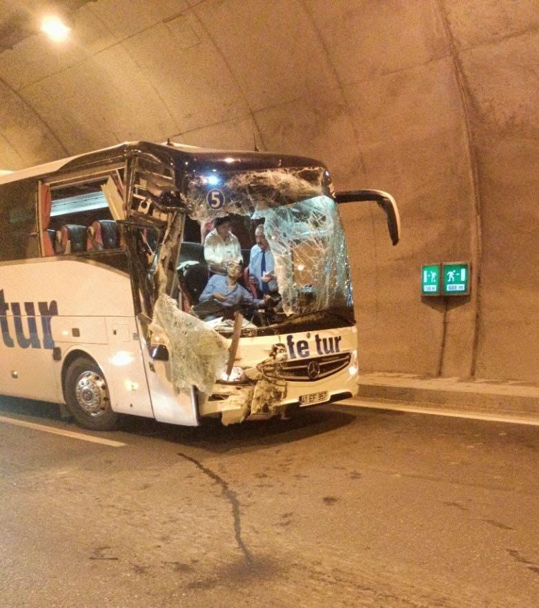 Zonguldak'ta yolcu otobüsü kamyona arkadan çarptı, 4 yaralı