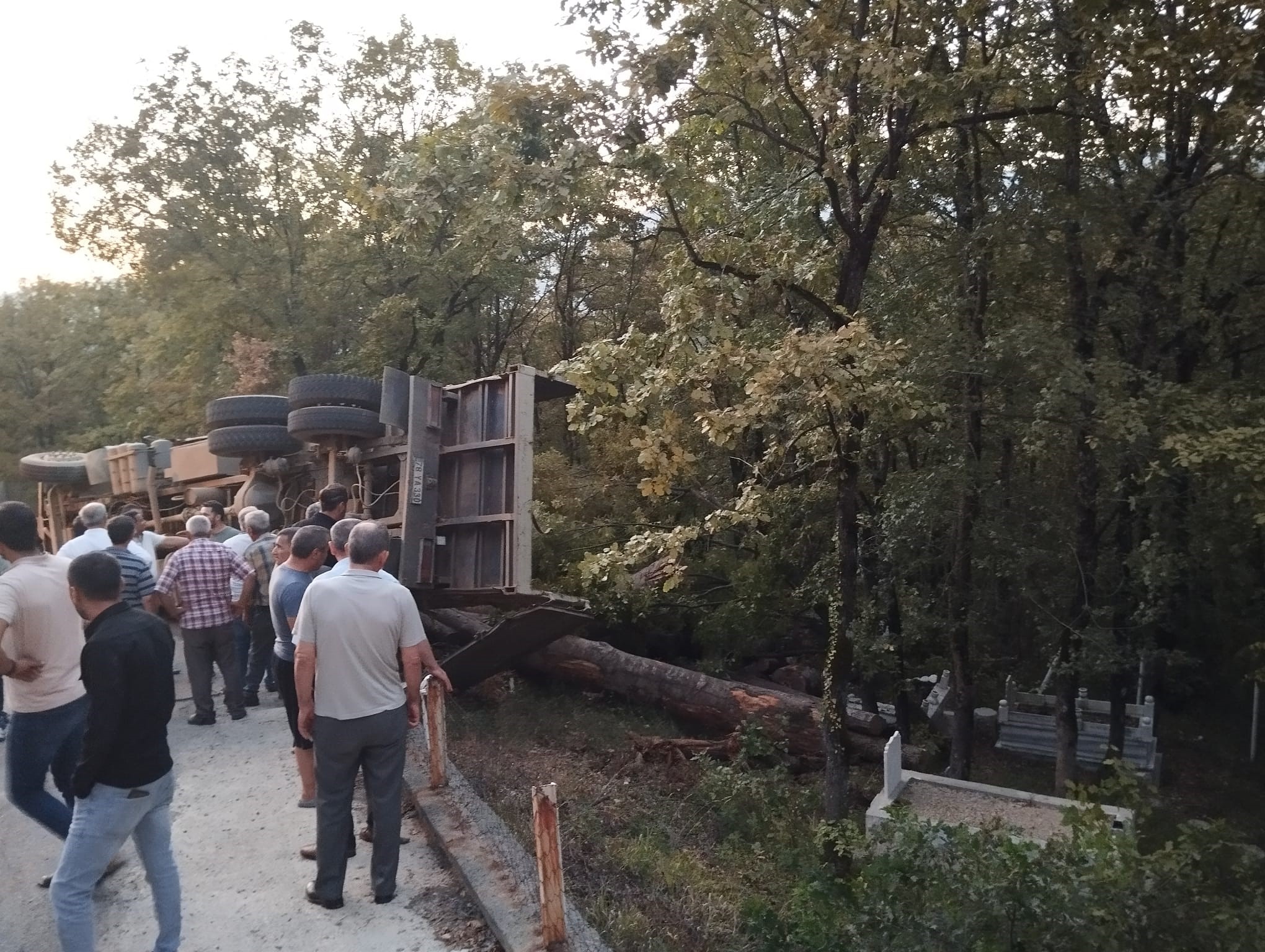 Karabük'te kaza; Tomruk yüklü kamyon devrildi