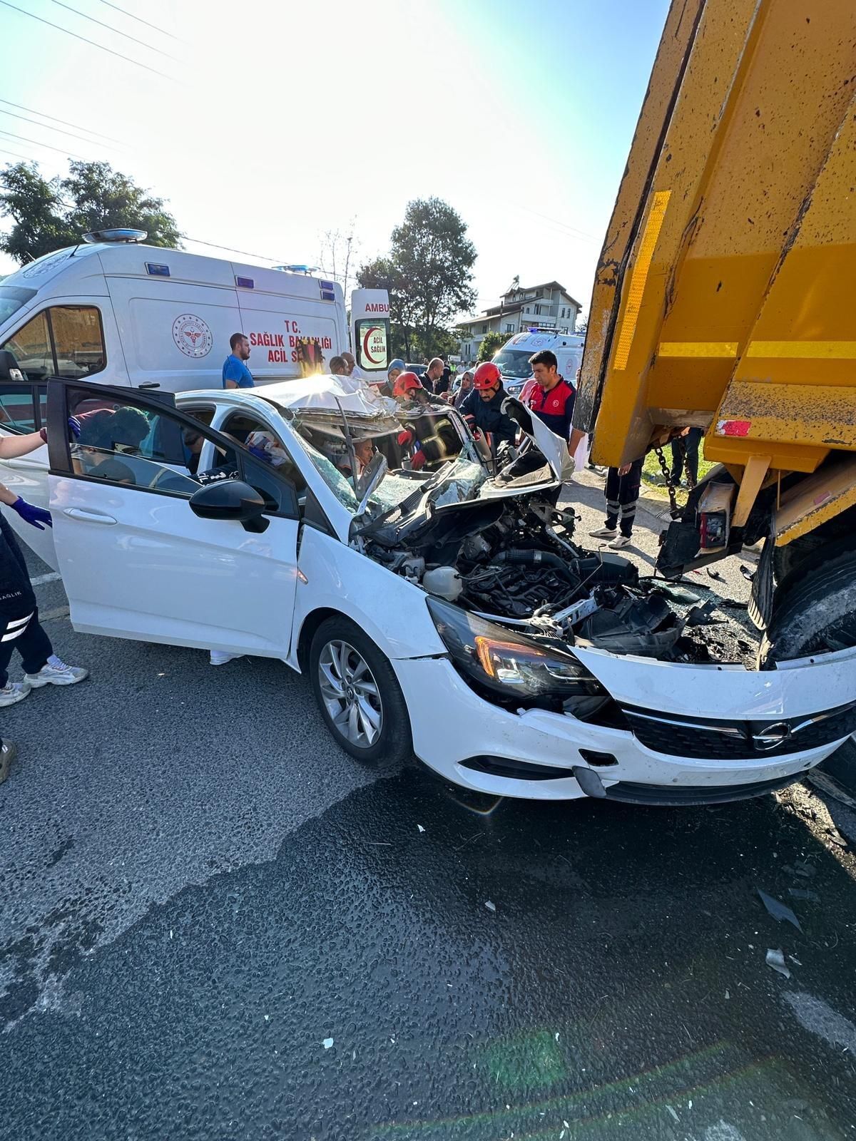 Otomobil kamyona ok gibi saplandı! Çok sayıda yaralı var
