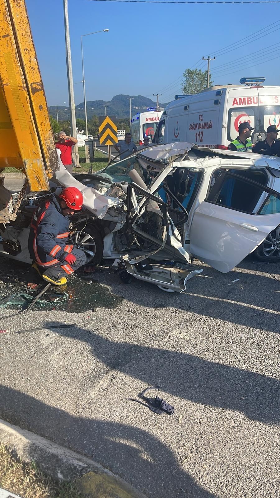 Otomobil kamyona ok gibi saplandı! Çok sayıda yaralı var