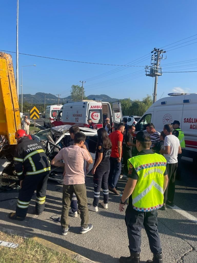 Otomobil kamyona ok gibi saplandı! Çok sayıda yaralı var