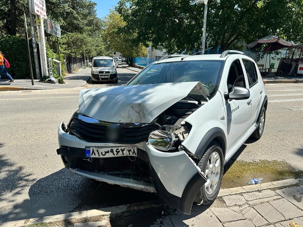 Otomobilin çarptığı genç kadın metrelerce savruldu