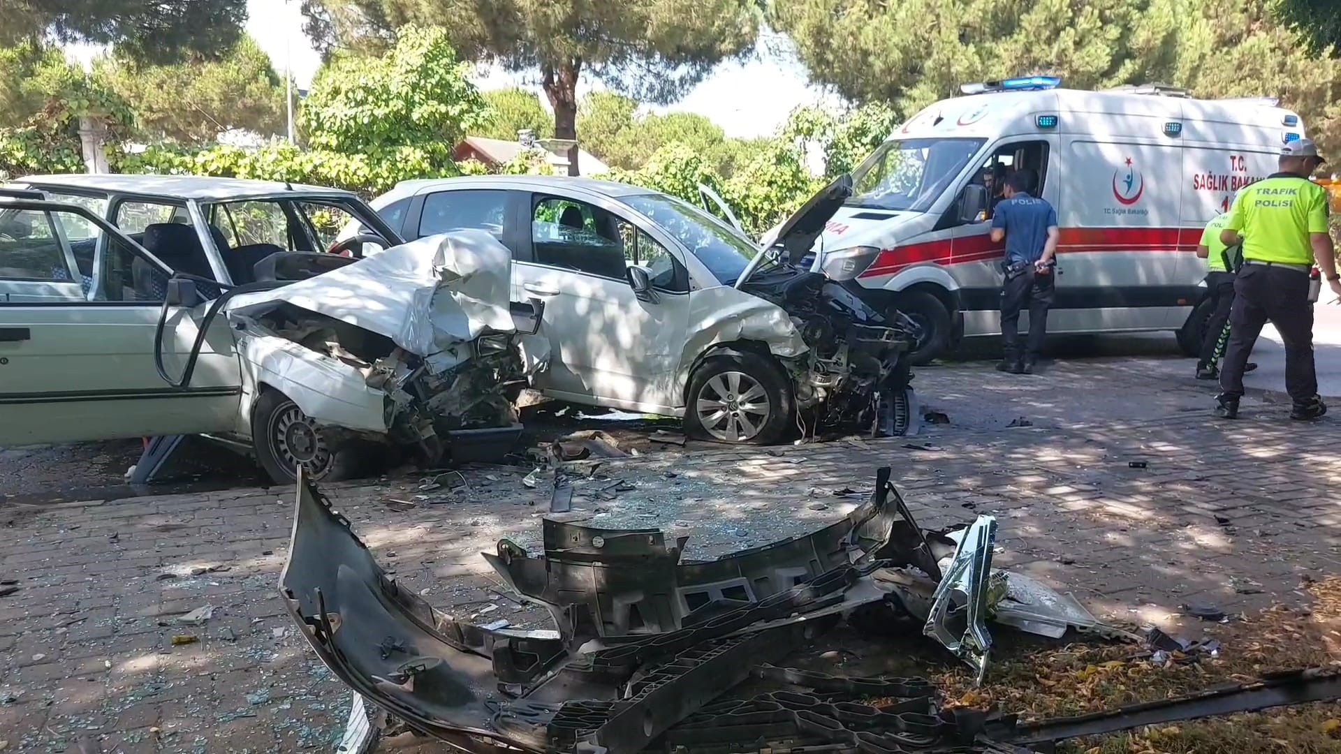 Samsun'da 2 otomobil kafa kafaya çarpıştı