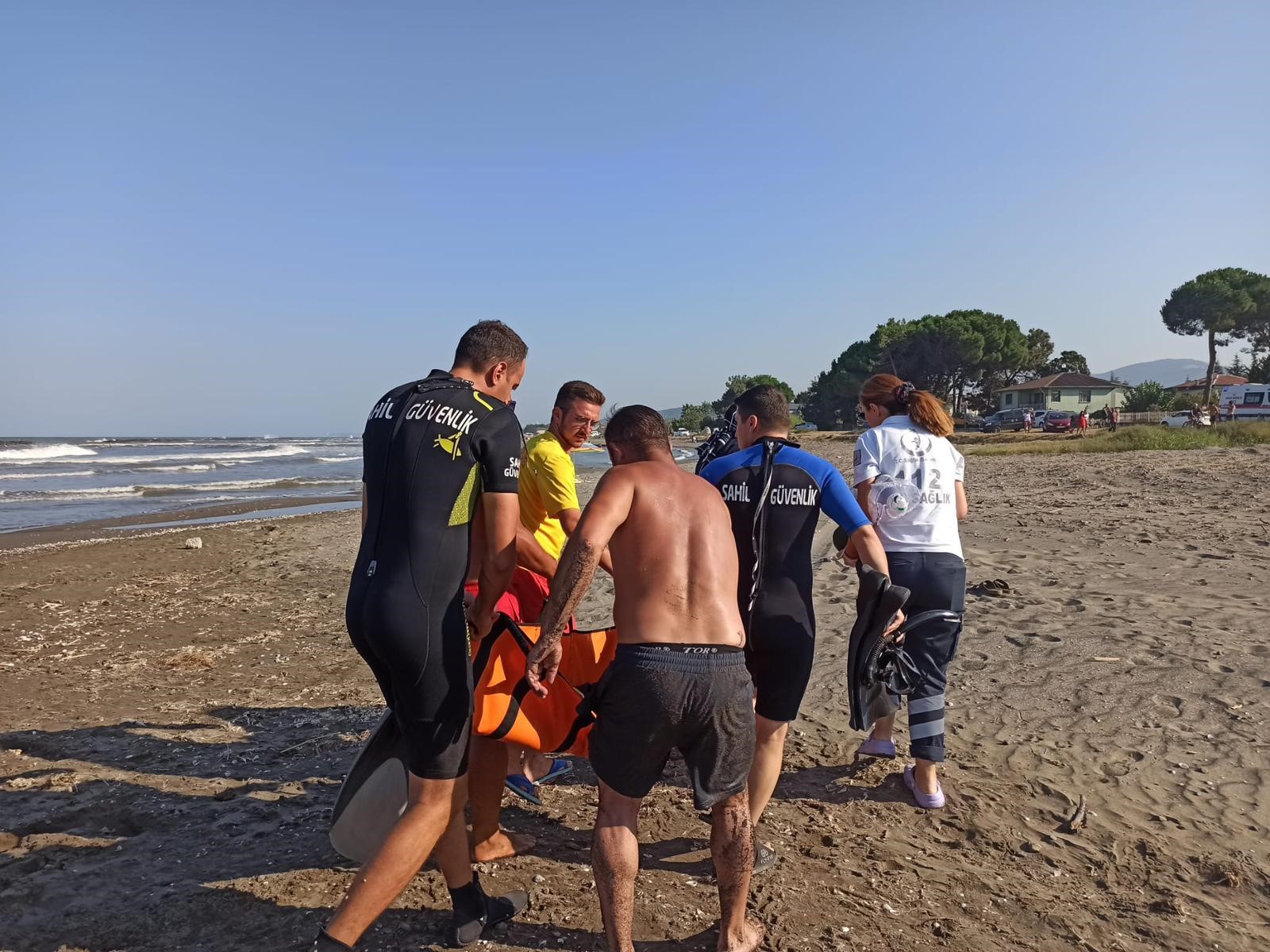 Samsun’da yasak olmasına rağmen denize giren 7 kişi boğulma tehlikesi geçirdi