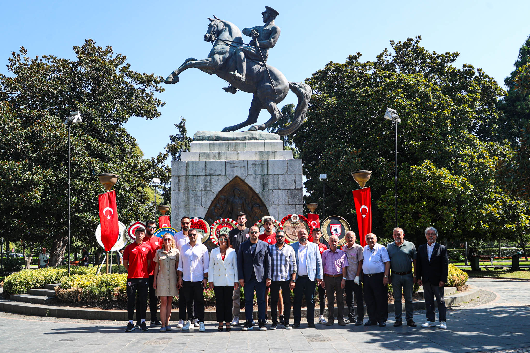 Samsunspor Atatürk Anıtına çelenk bıraktı