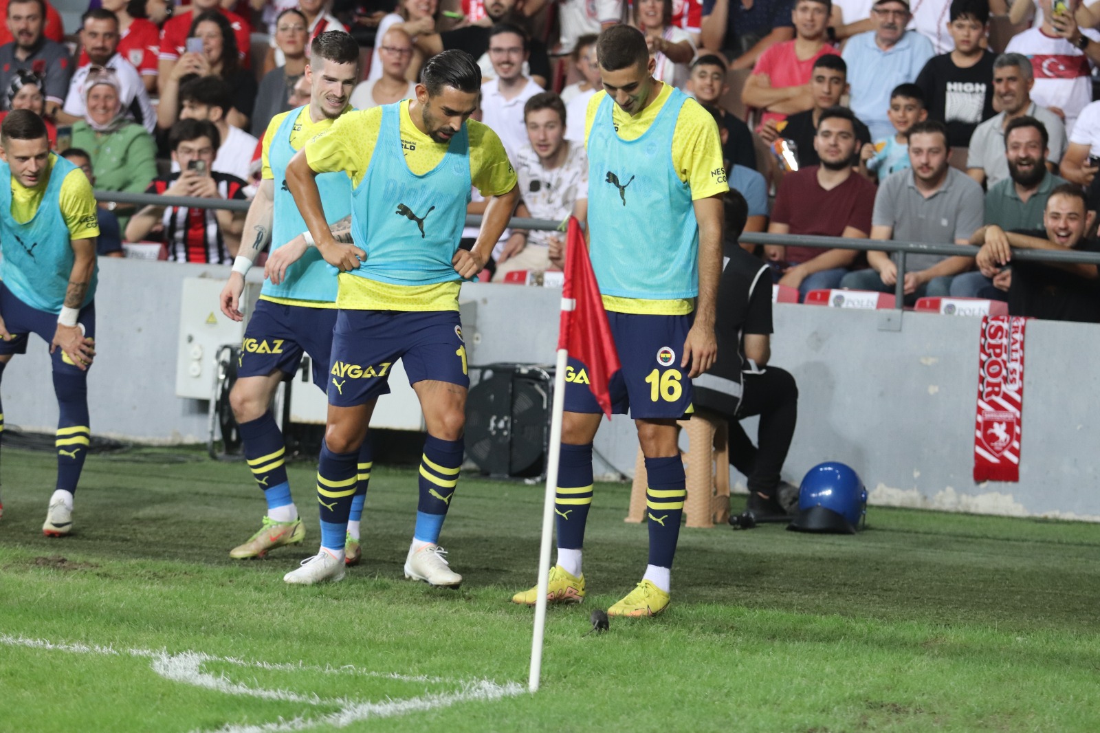 Samsunspor - Fenerbahçe maçında sahaya fare girdi