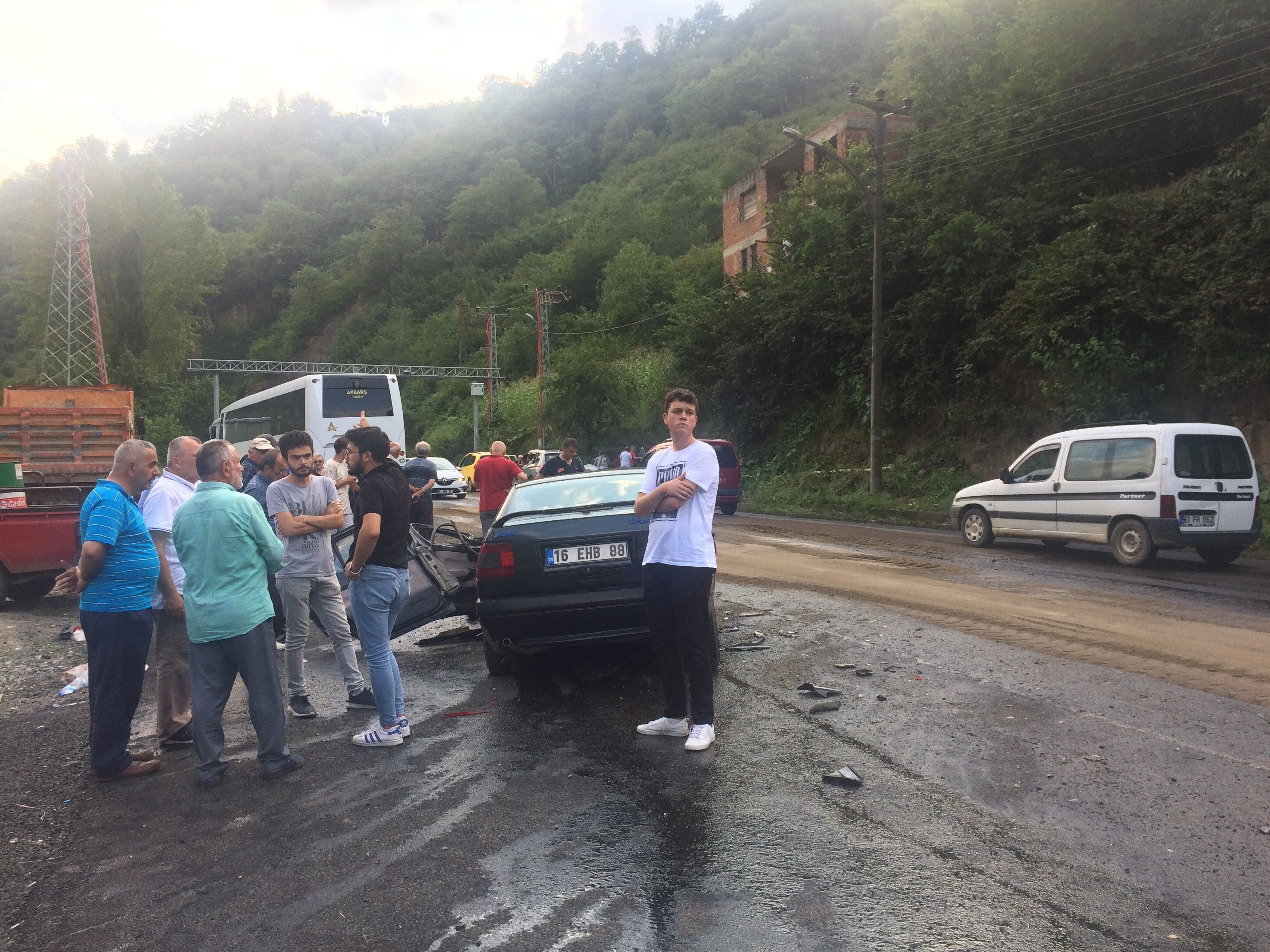 Trabzon’da kaza tur otobüsü ile otomobil çarpıştı