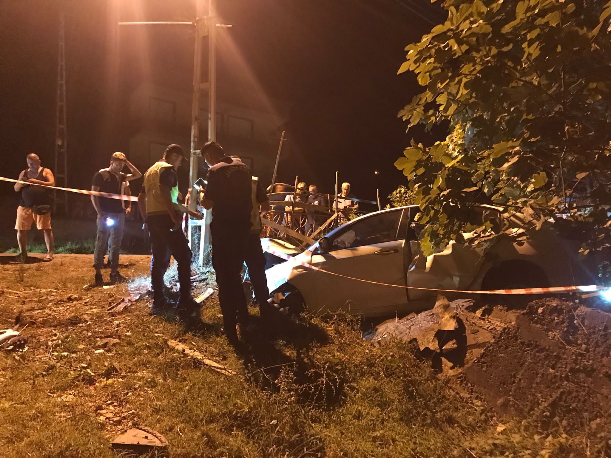 Türkeli’de kaza; otomobil duvara çarptı