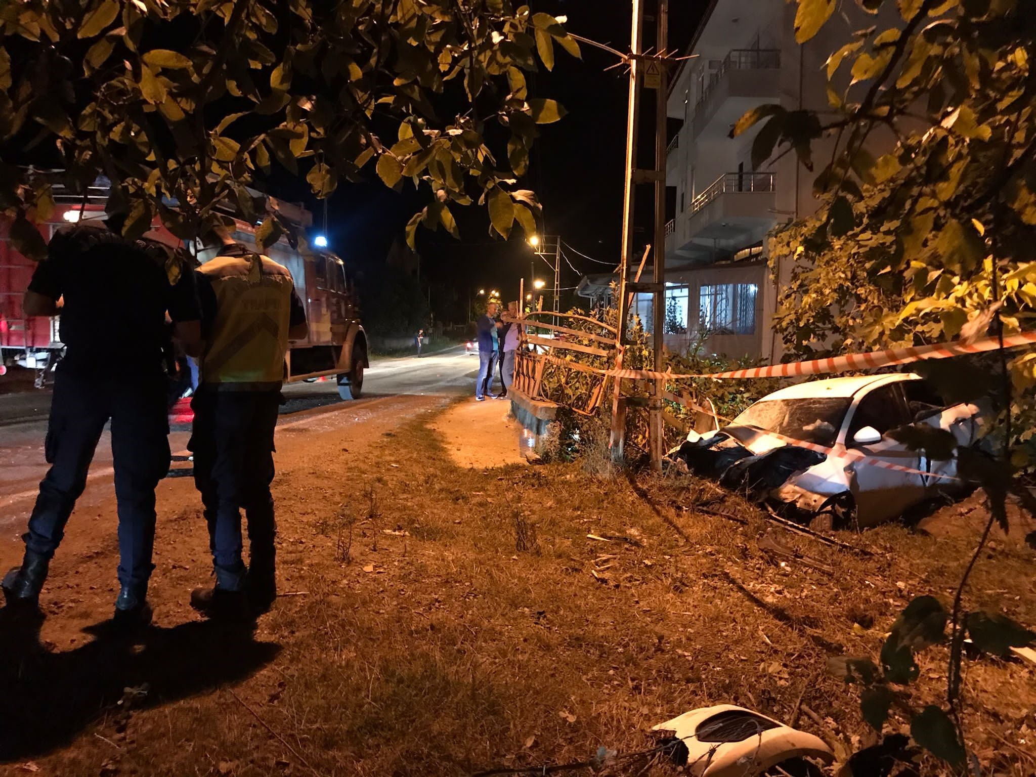Türkeli’de kaza; otomobil duvara çarptı