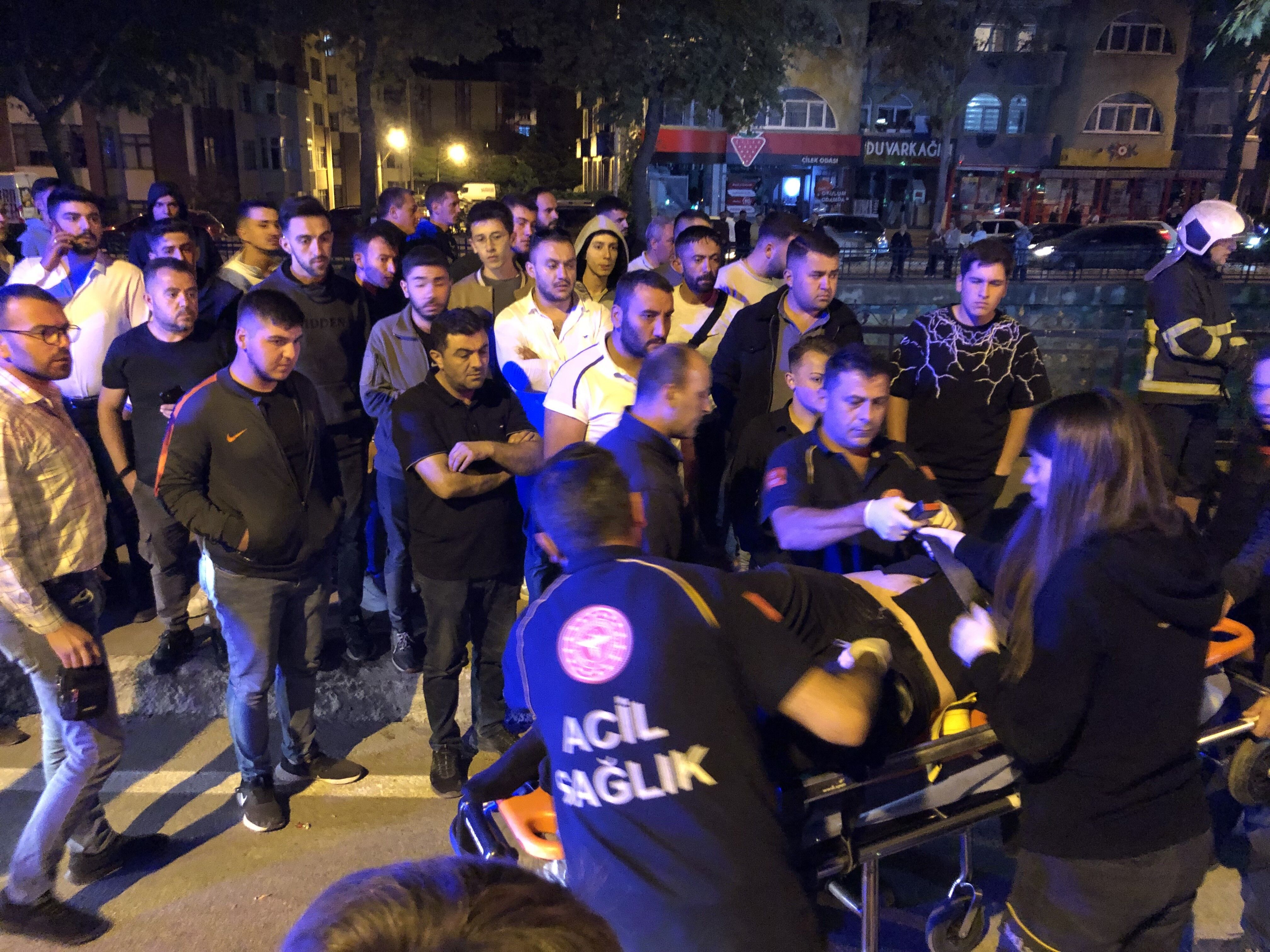 Ağaca çarpan otomobil ikiye bölündü
