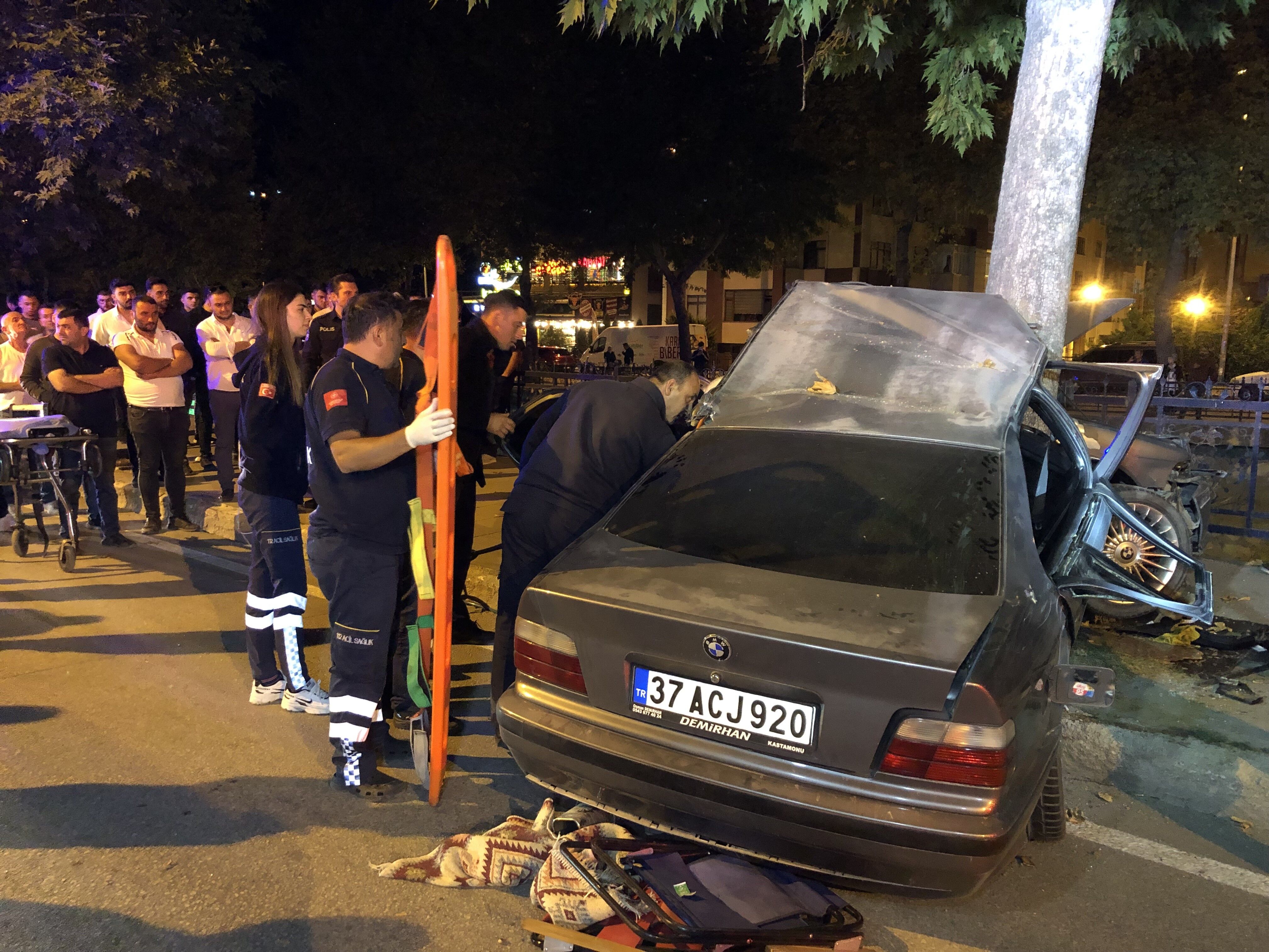 Ağaca çarpan otomobil ikiye bölündü