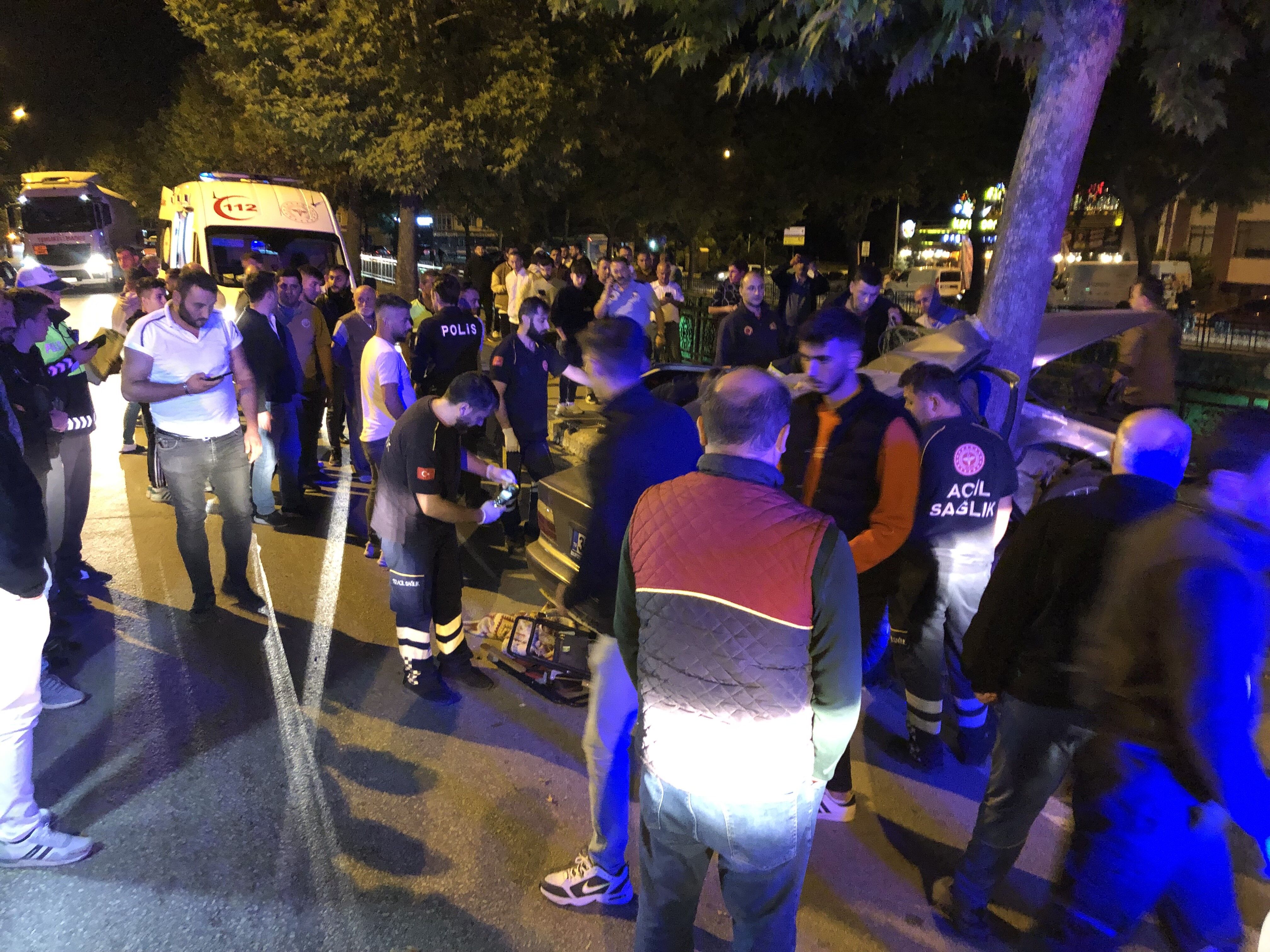 Ağaca çarpan otomobil ikiye bölündü