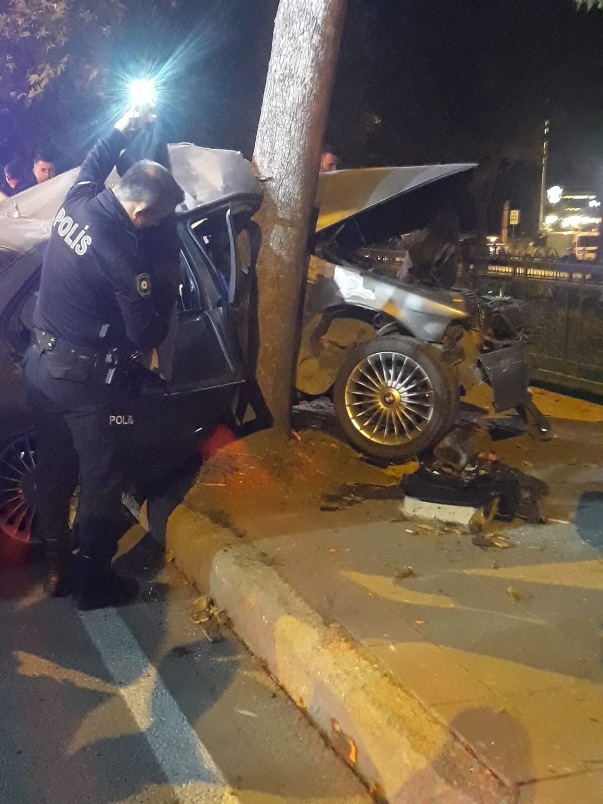 Ağaca çarpan otomobil ikiye bölündü