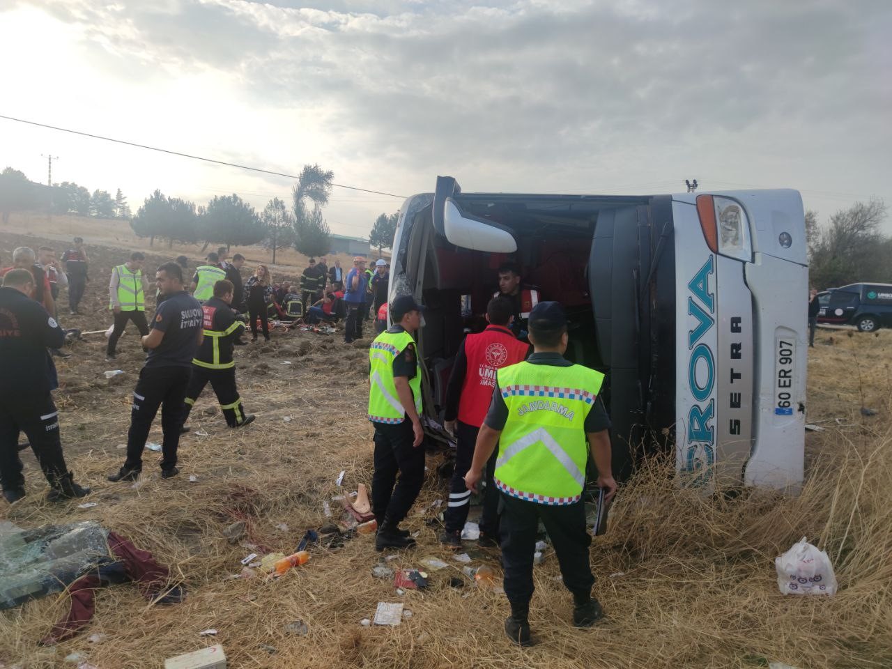 Amasya’da yolcu otobüsü devrildi: Çok sayıda yaralı var