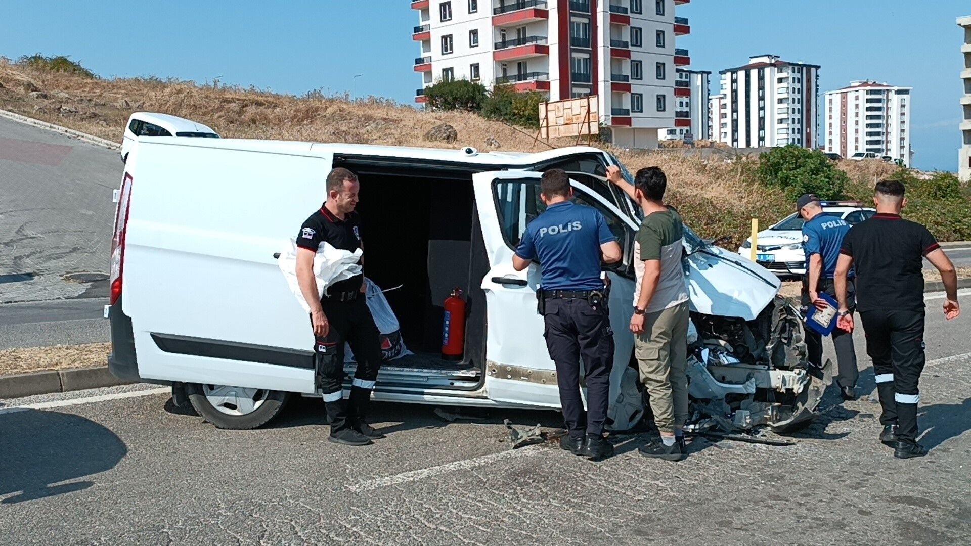 Atakum'da kaza; Para dolu nakil aracı otobüsle çarpıştı