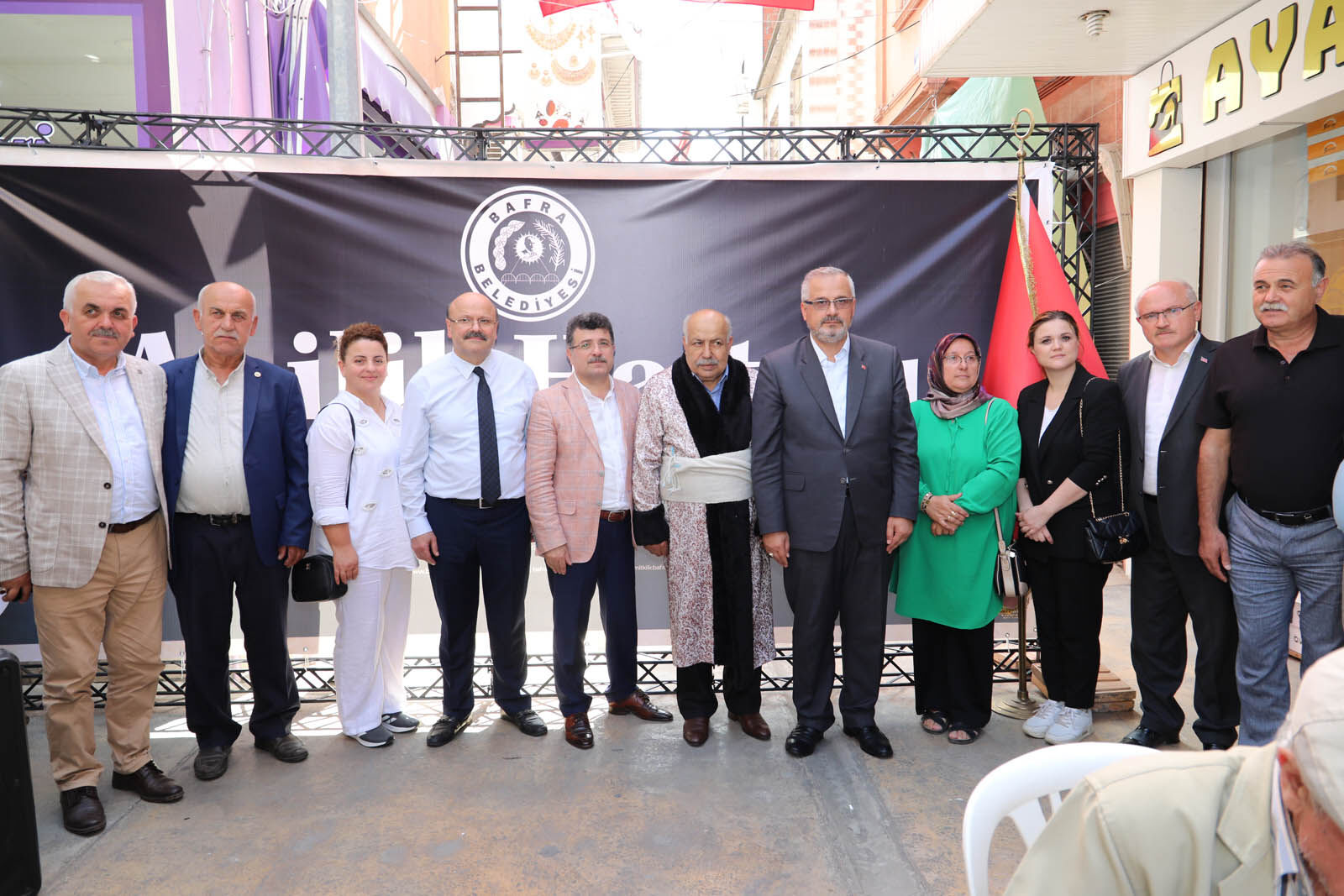 Başkan Kılıç’tan Yılın Ahisi Bafralı ayakkabıcı Mevlüt Güven’e Plaket