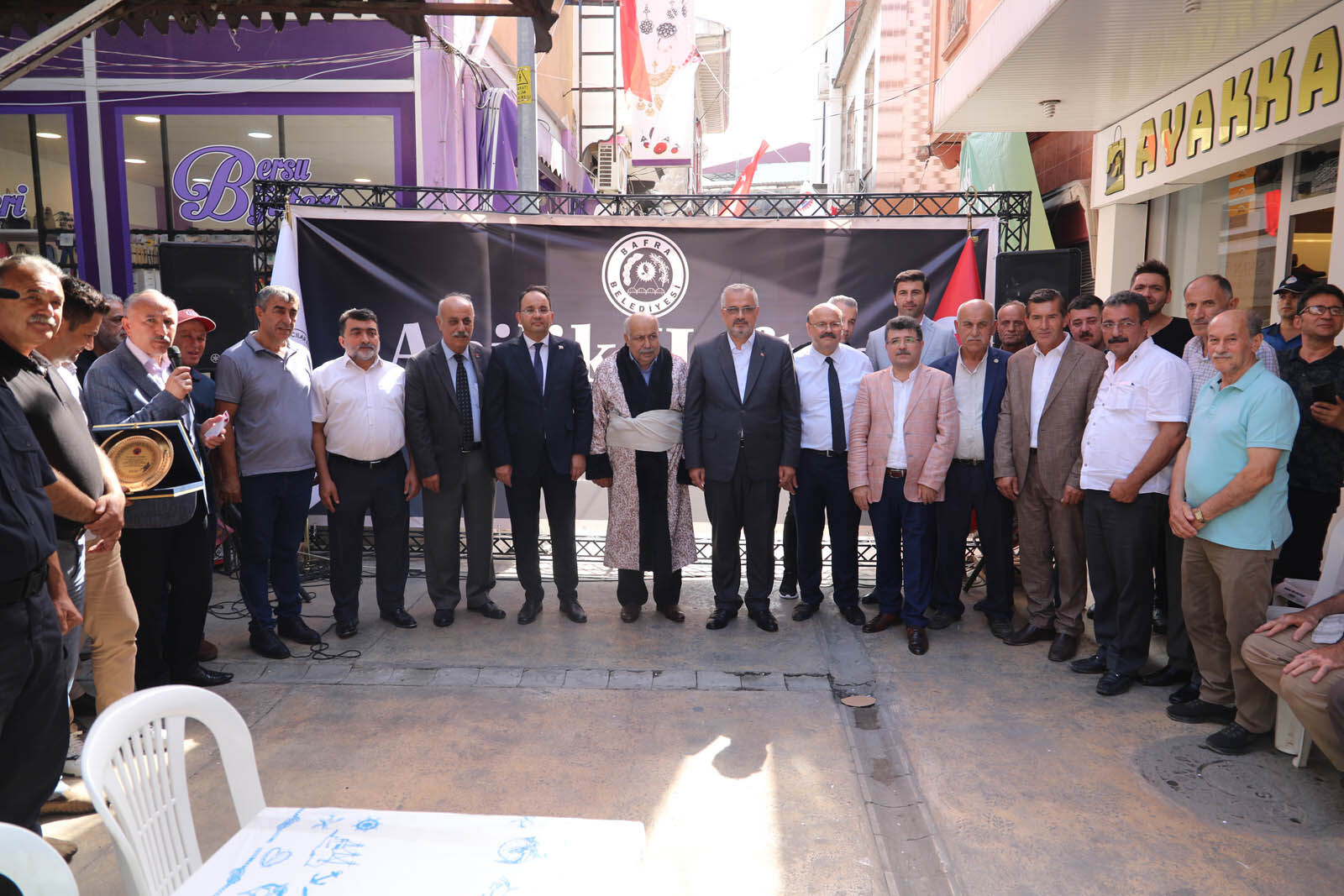Başkan Kılıç’tan Yılın Ahisi Bafralı ayakkabıcı Mevlüt Güven’e Plaket
