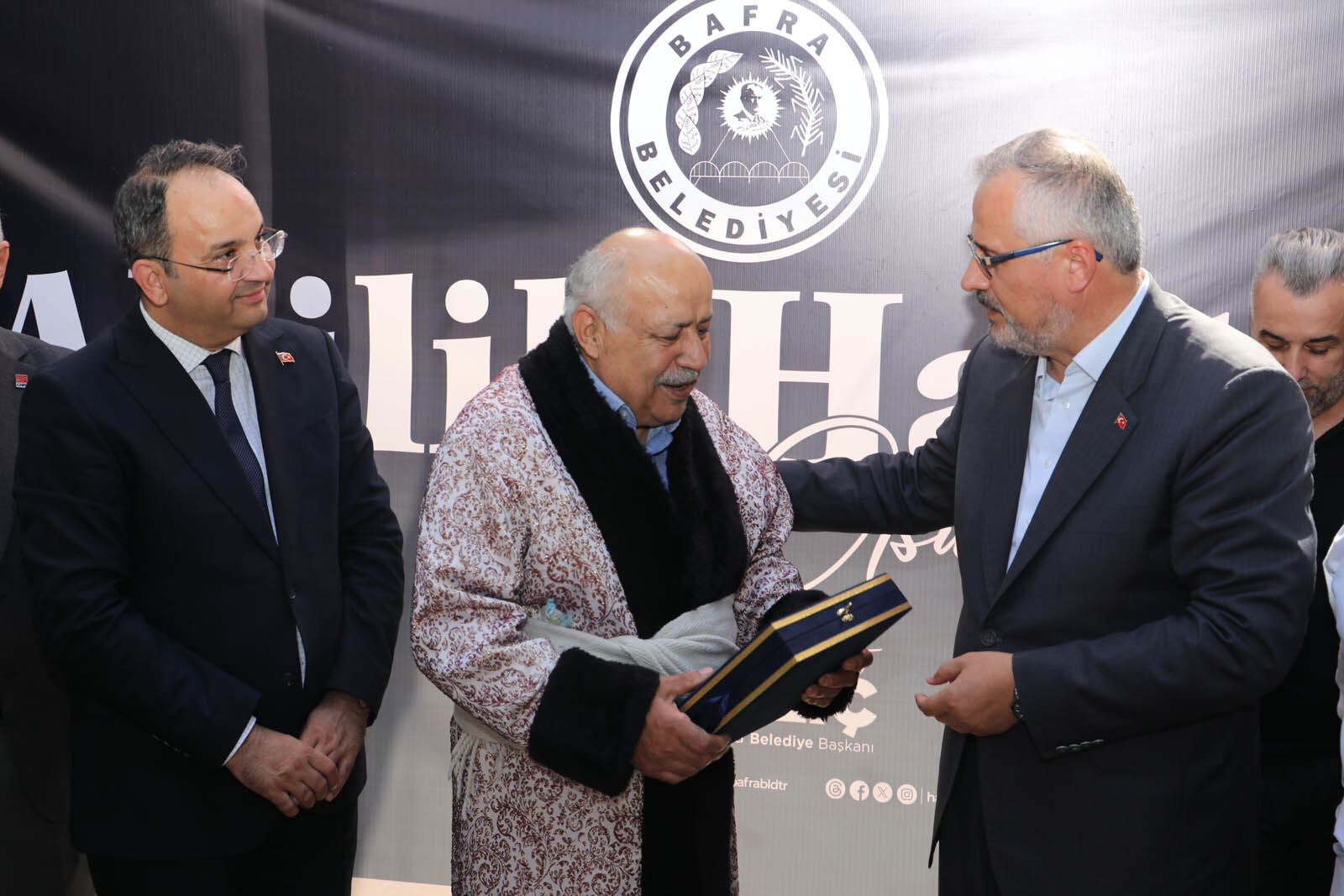 Başkan Kılıç’tan Yılın Ahisi Bafralı ayakkabıcı Mevlüt Güven’e Plaket