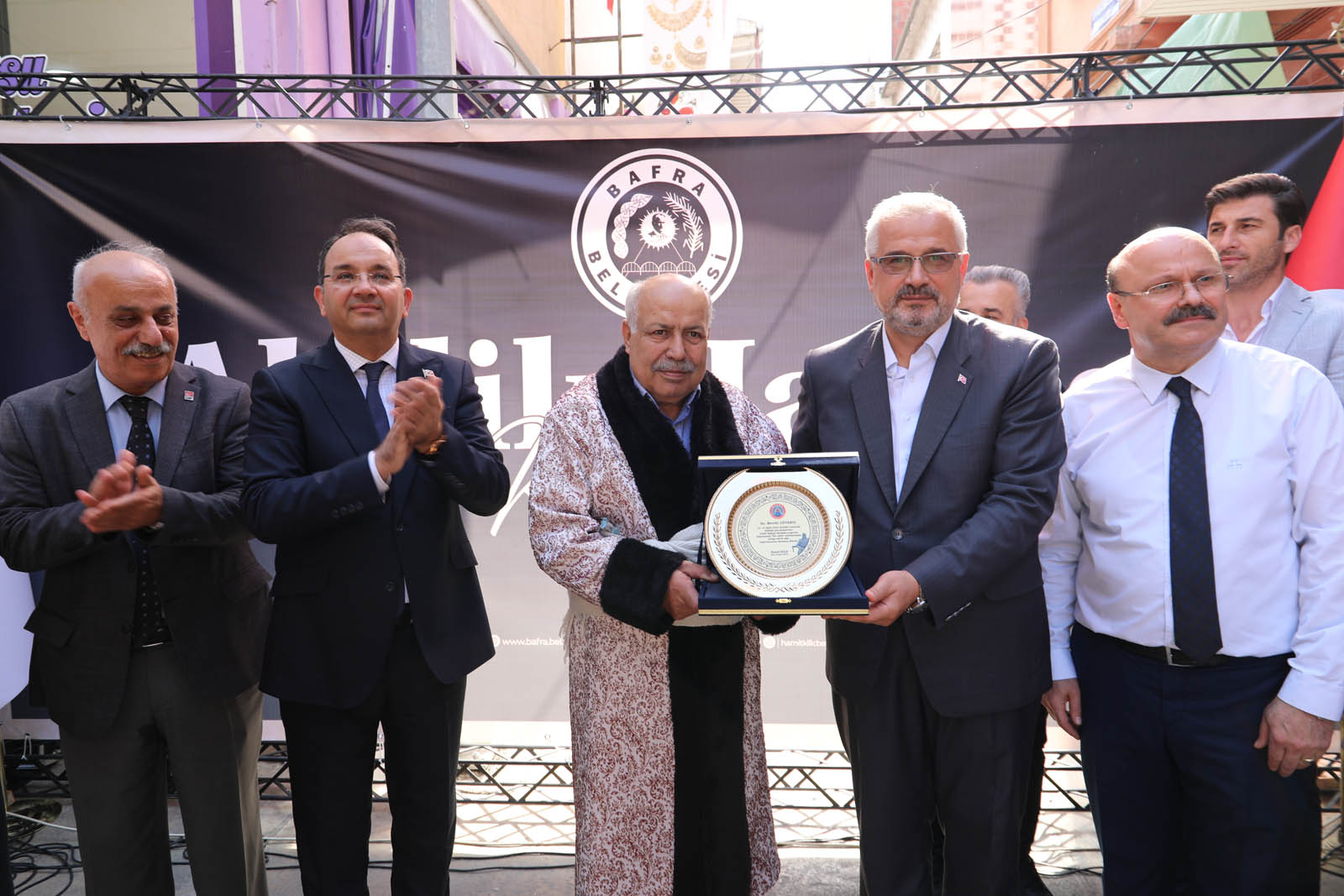 Başkan Kılıç’tan Yılın Ahisi Bafralı ayakkabıcı Mevlüt Güven’e Plaket