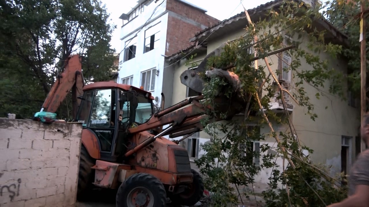 Belediye başkan adayı Zeynep Çiçek'in evinden 15 kamyon çöp çıktı