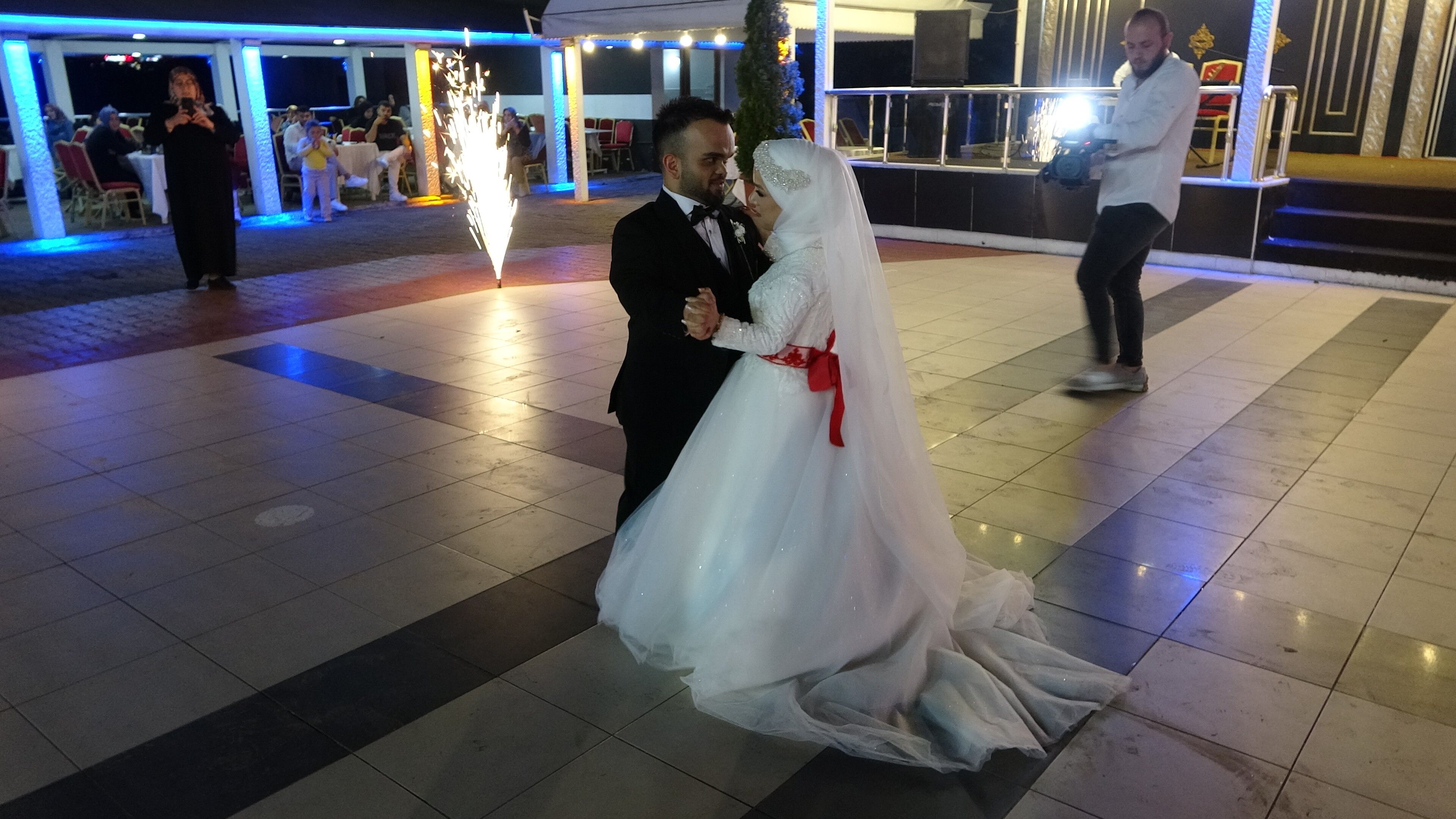 Boyları küçük ama aşkları büyük gençlerin muhteşem düğünü