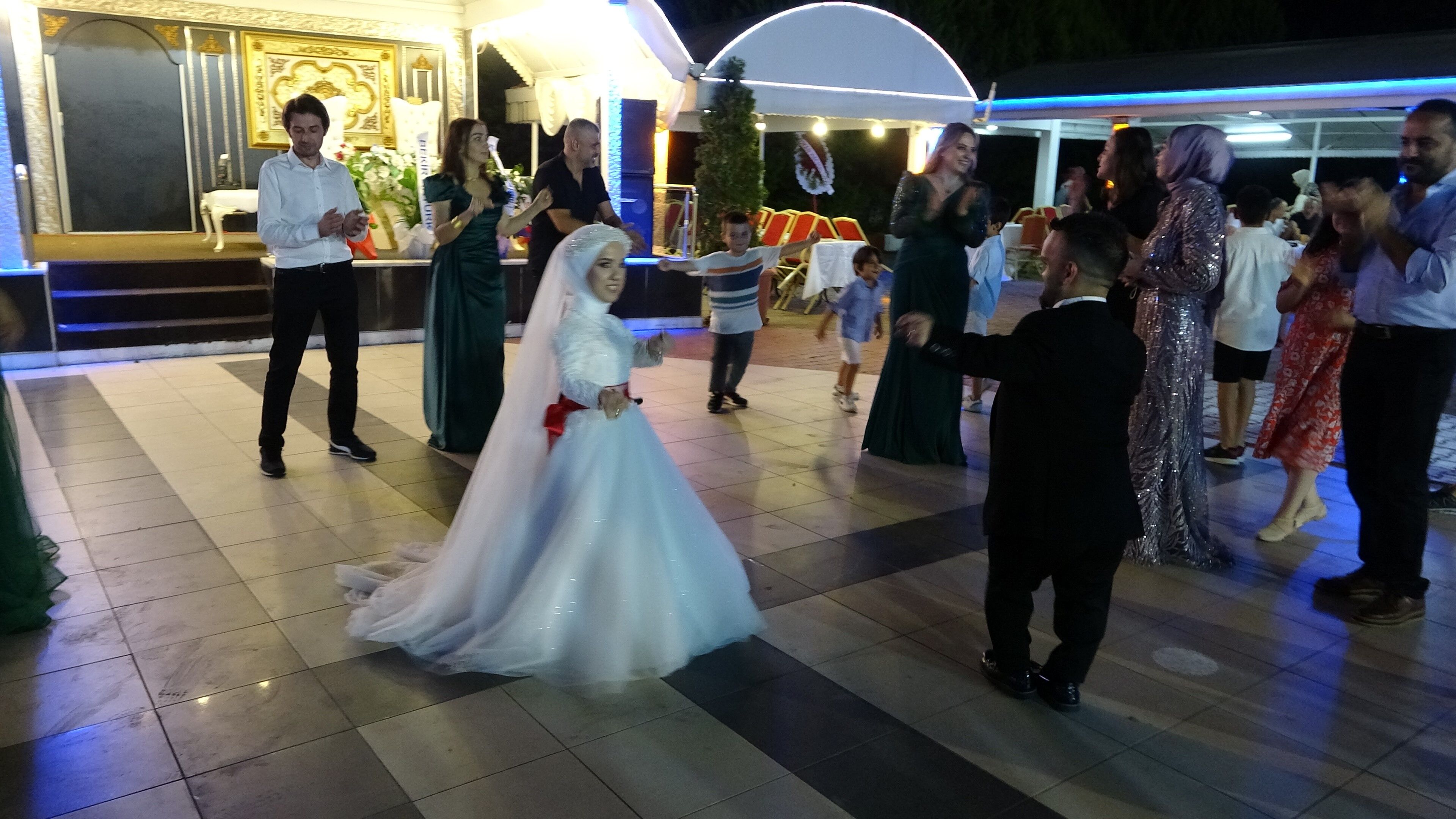 Boyları küçük ama aşkları büyük gençlerin muhteşem düğünü
