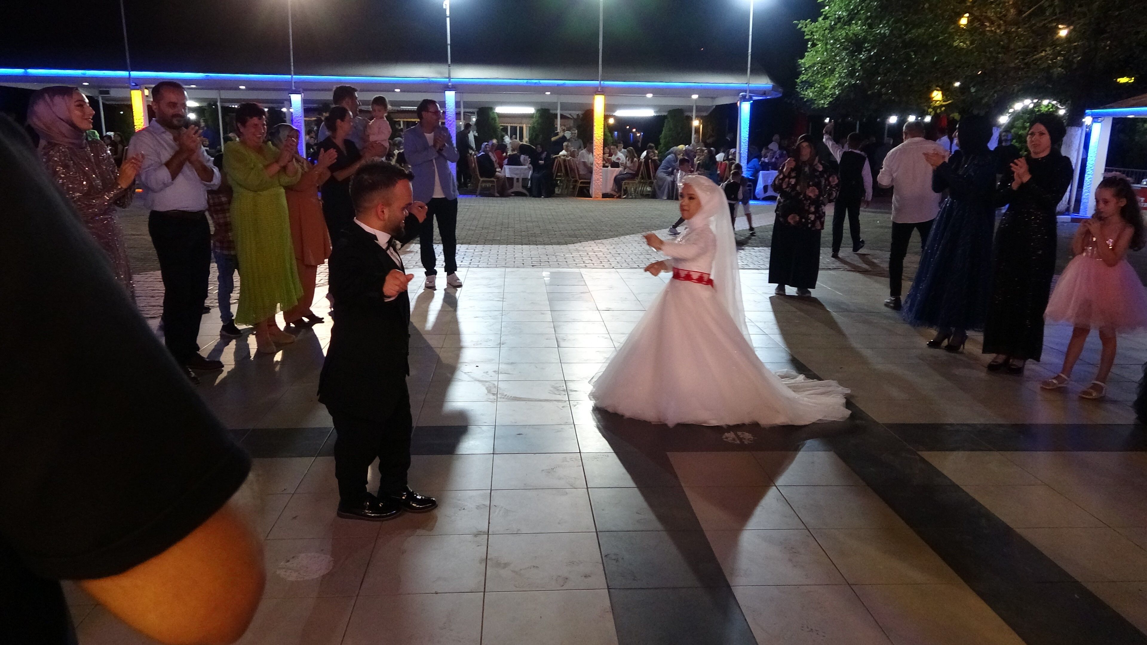 Boyları küçük ama aşkları büyük gençlerin muhteşem düğünü