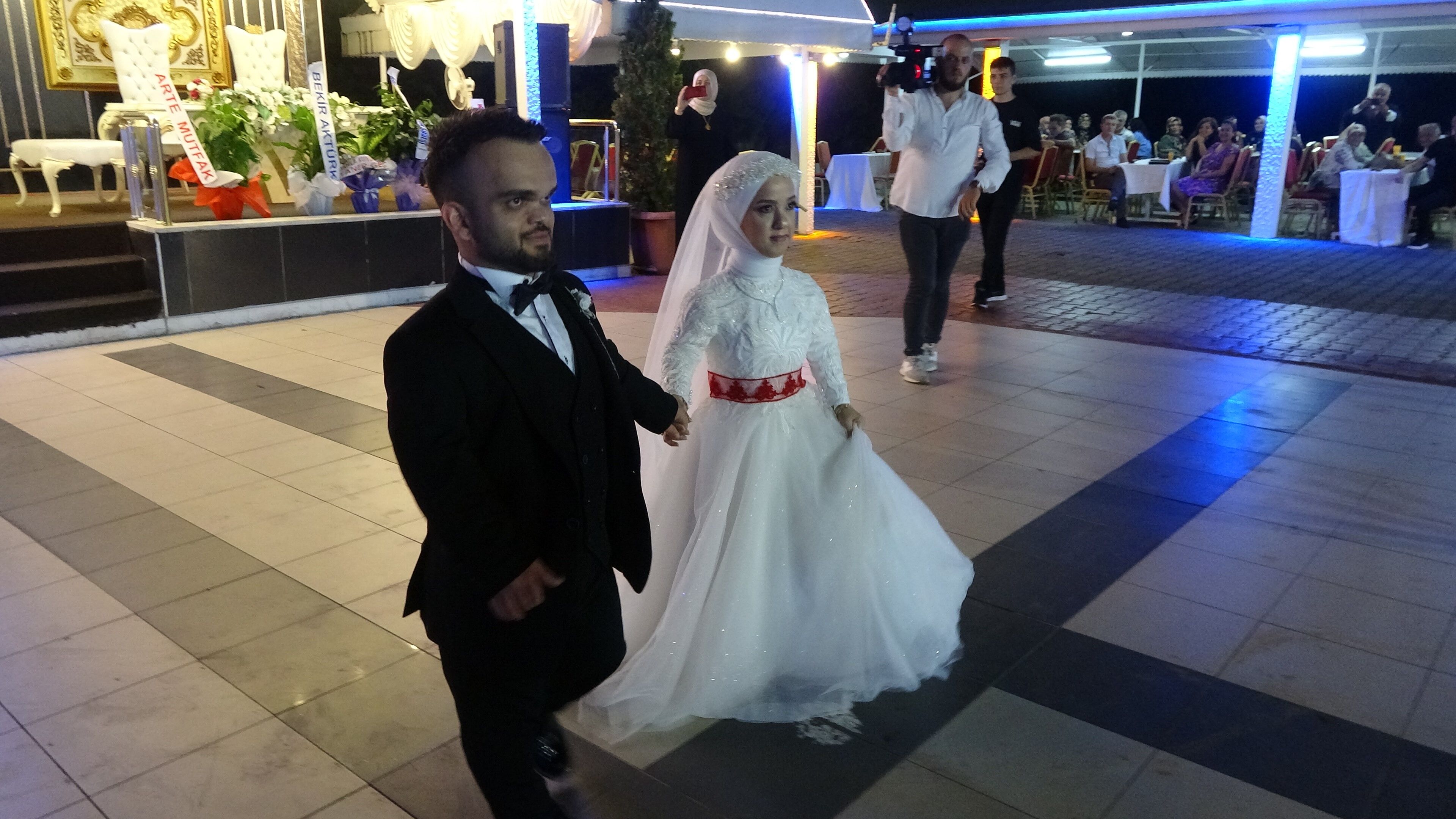 Boyları küçük ama aşkları büyük gençlerin muhteşem düğünü
