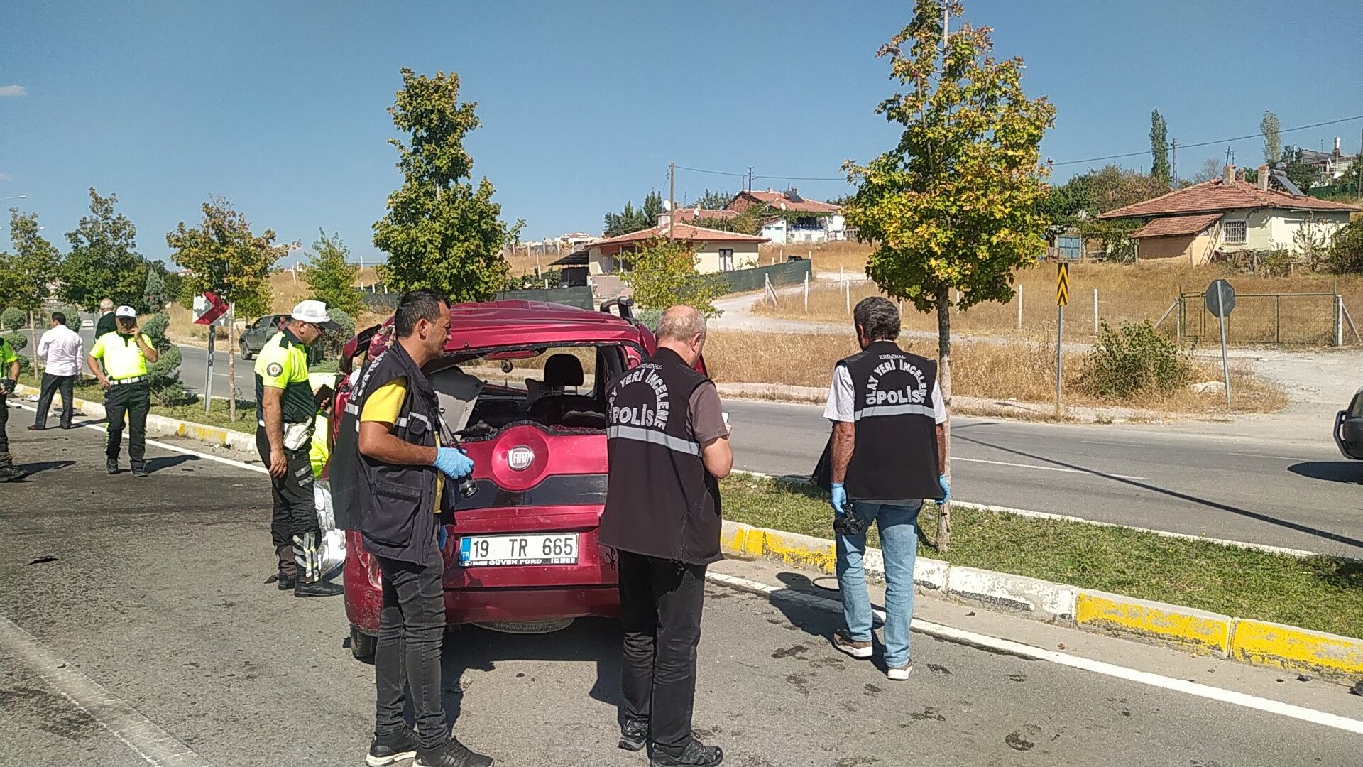 Ters yöne giren çekici ile ticari araç çarpıştı
