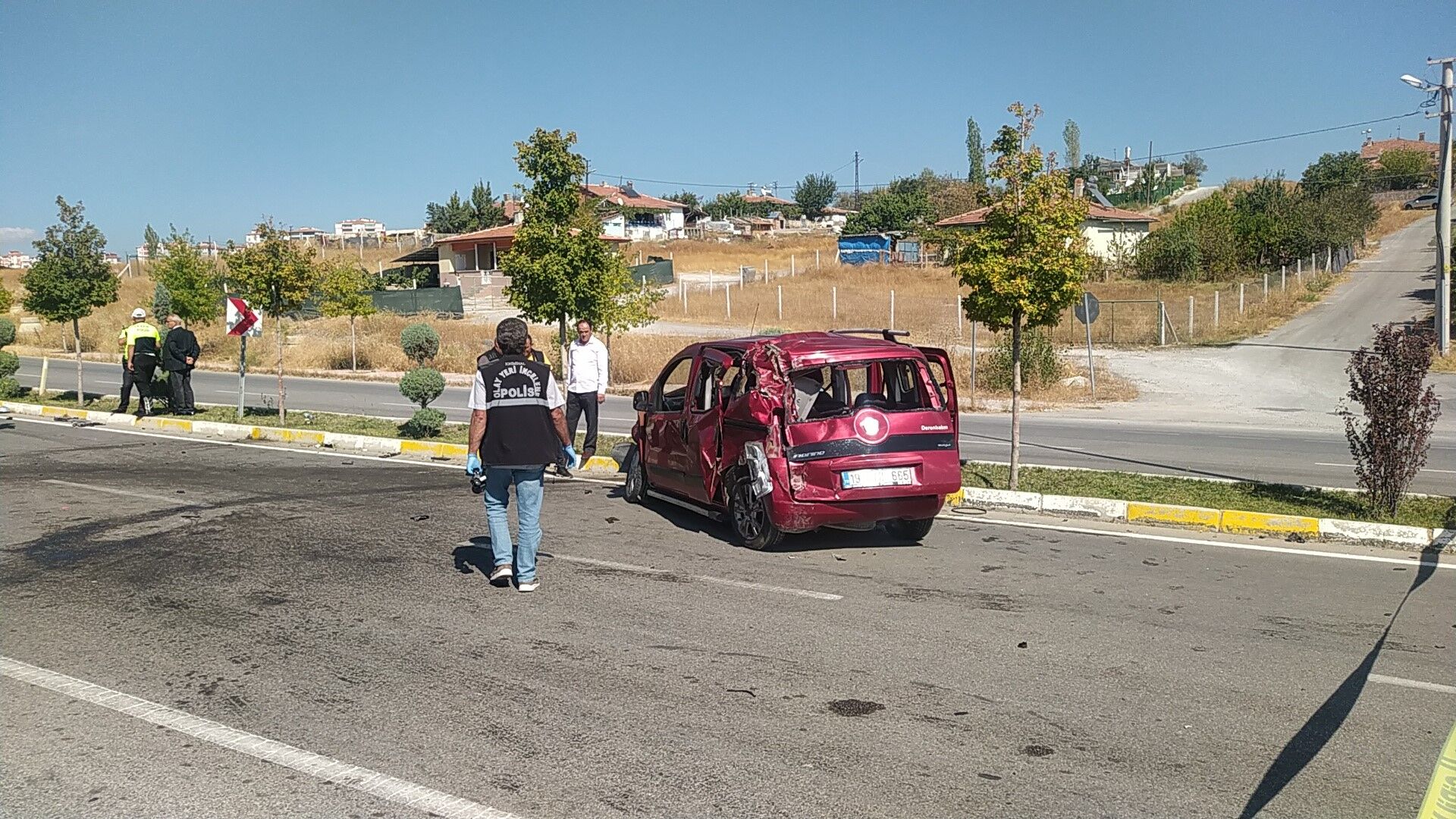 Ters yöne giren çekici ile ticari araç çarpıştı