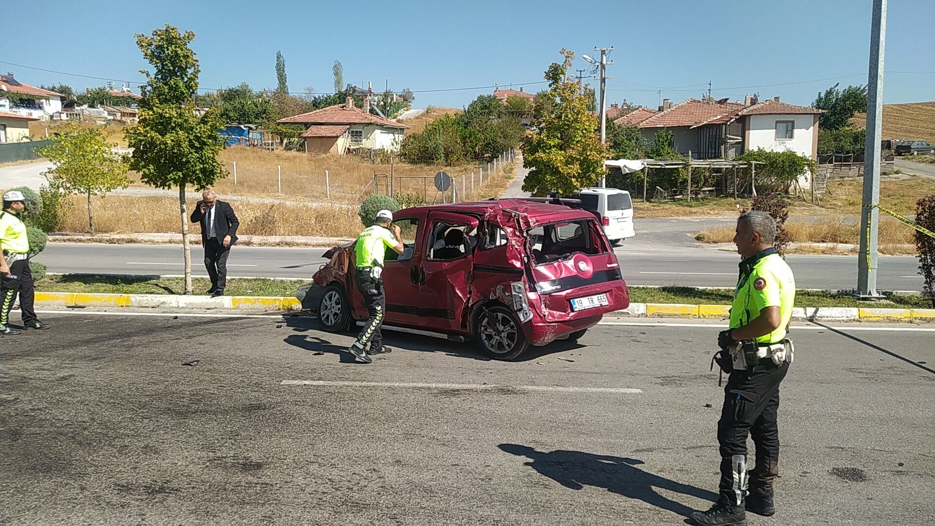 Ters yöne giren çekici ile ticari araç çarpıştı
