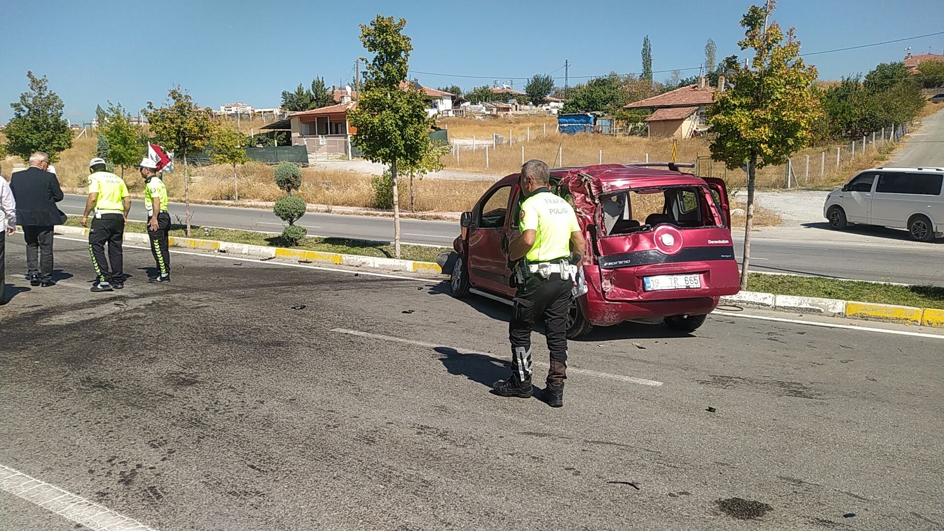 Ters yöne giren çekici ile ticari araç çarpıştı