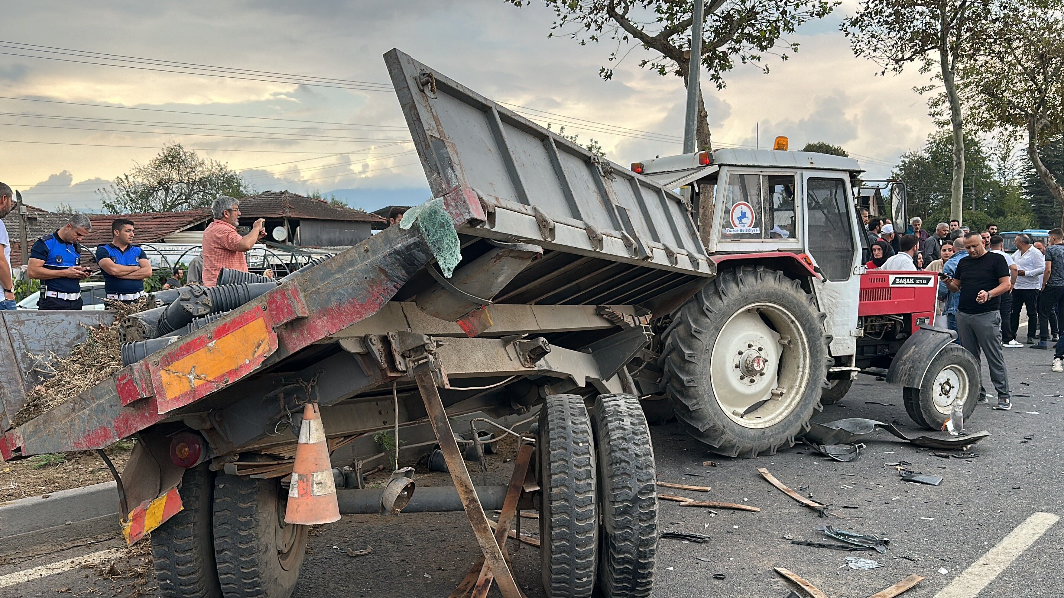 Düzce'de feci kaza: Cip, belediye işçilerini taşıyan traktöre çarptı