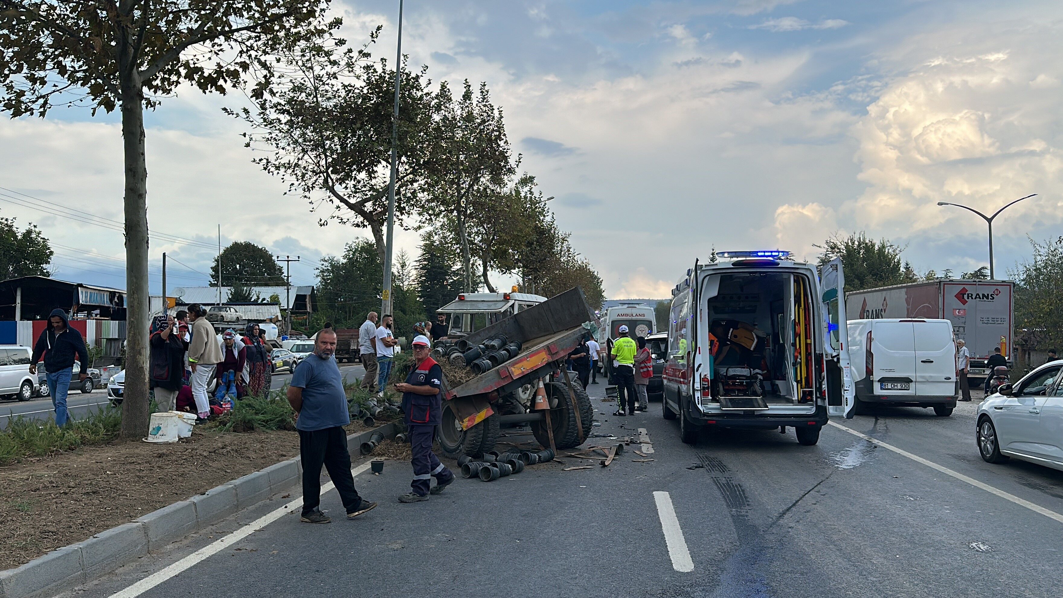 Düzce'de feci kaza: Cip, belediye işçilerini taşıyan traktöre çarptı