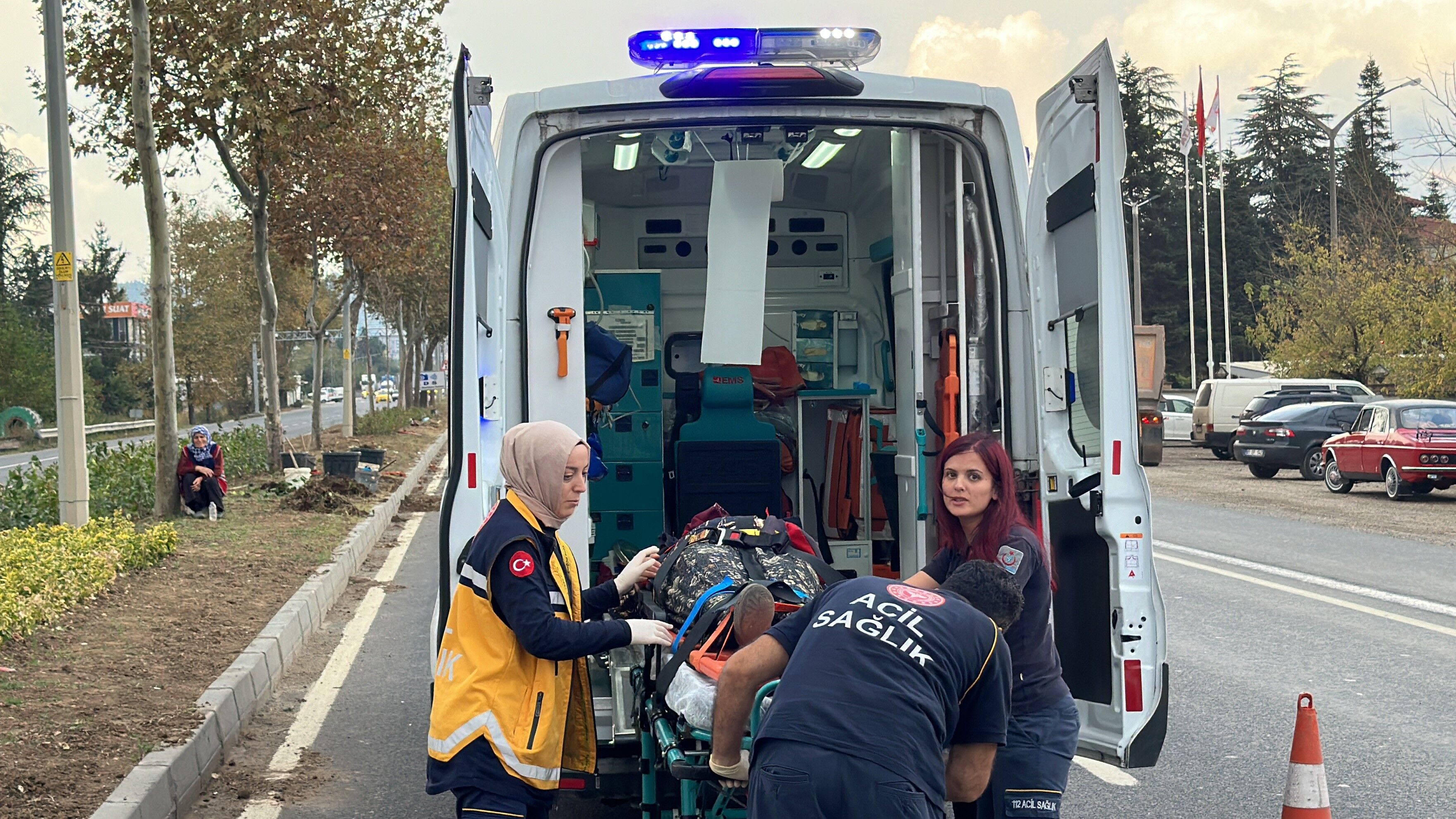 Düzce'de feci kaza: Cip, belediye işçilerini taşıyan traktöre çarptı