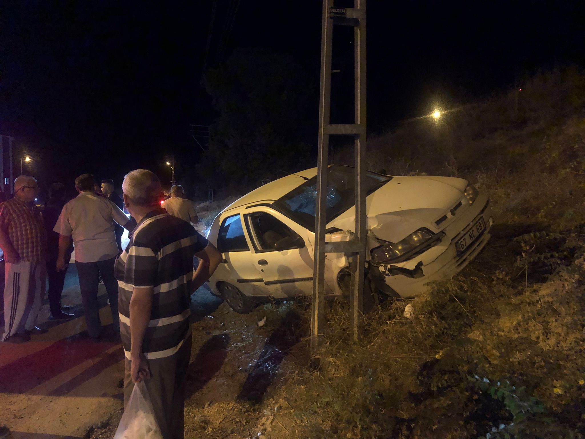 Karabük'te kaza; Yoldan çıkan otomobil elektrik direğine çarptı