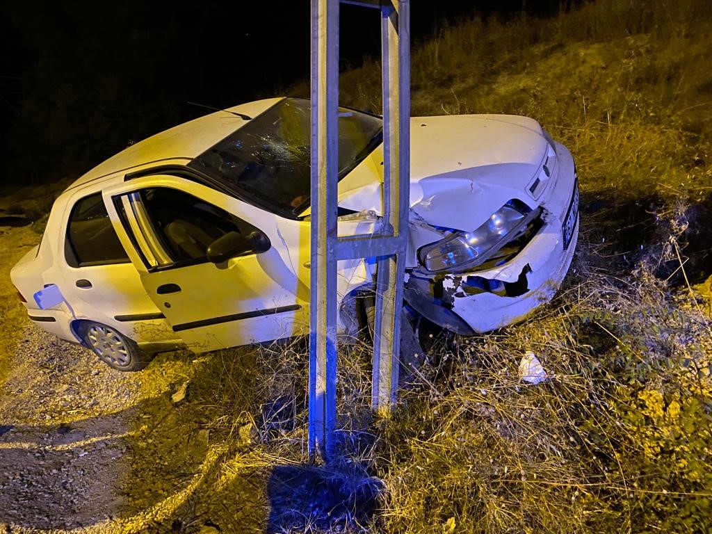 Karabük'te kaza; Yoldan çıkan otomobil elektrik direğine çarptı