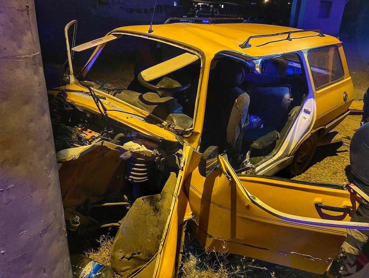 Kastamonu'da kaza; Aydınlatma direğine çarpan otomobil hurdaya döndü