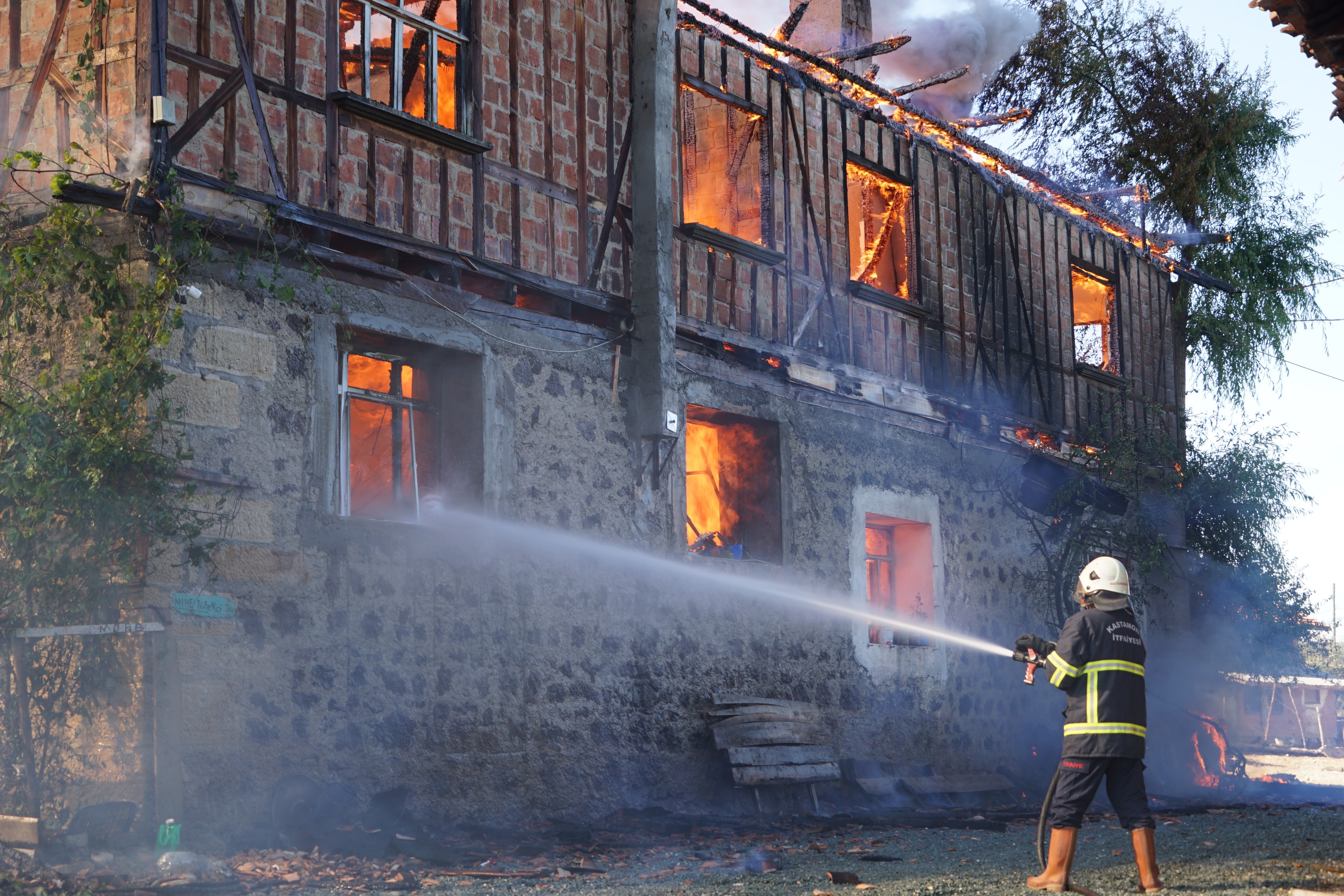 Kastamonu’da korkutan yangın; İki ev küle döndü