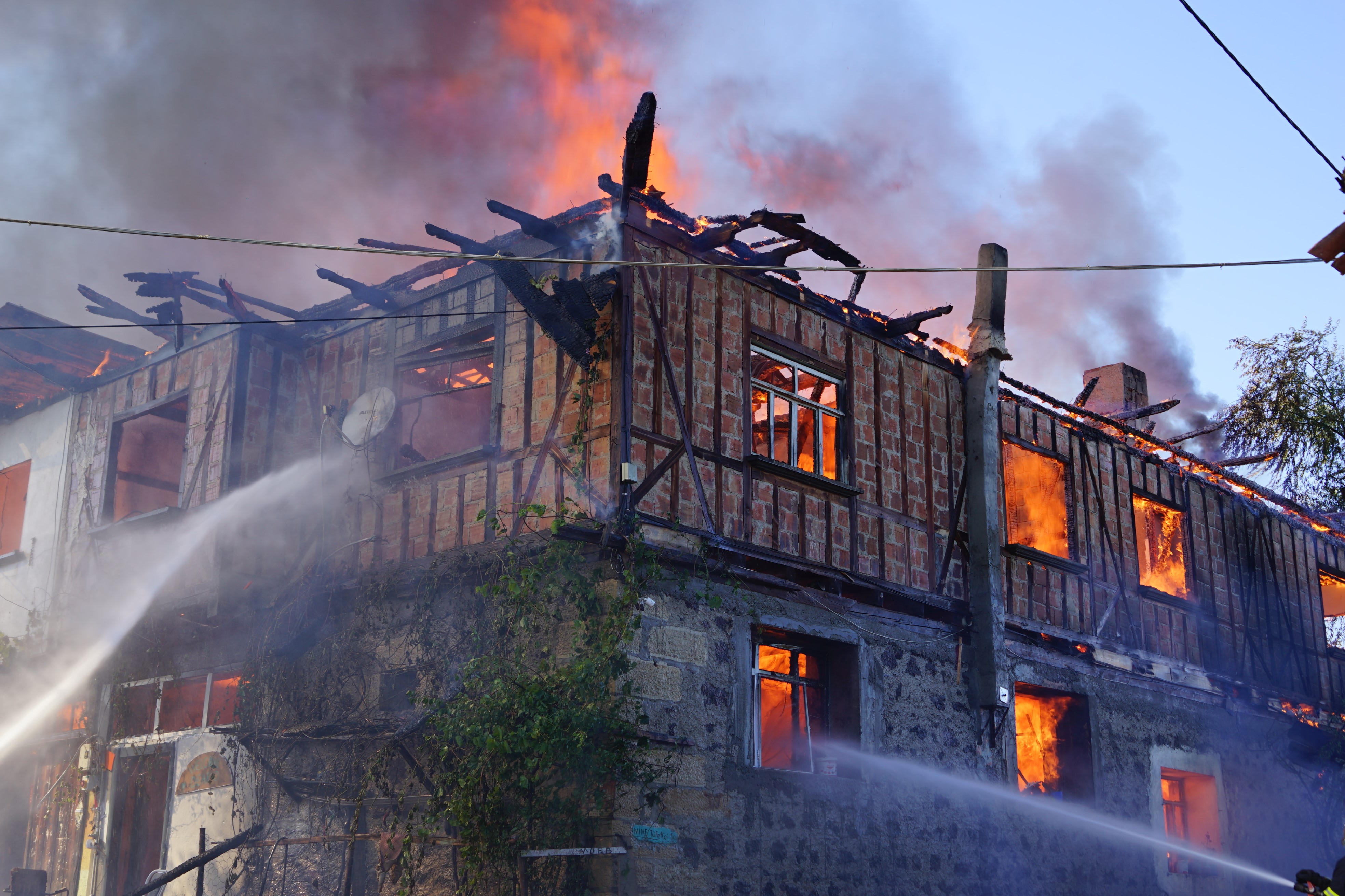 Kastamonu’da korkutan yangın; İki ev küle döndü