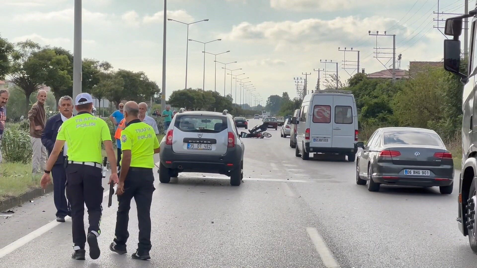 motosiklet metrelerce sürüklendi