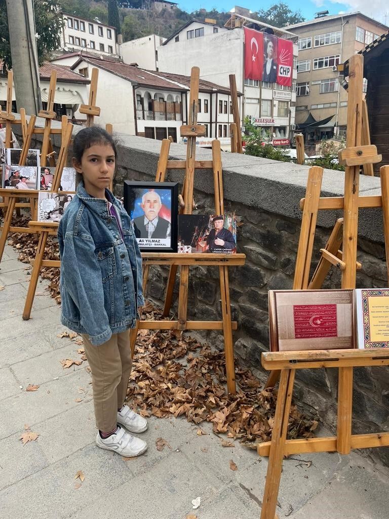 Dedesinin fotoğrafını gördü, gözyaşlarını tutamadı