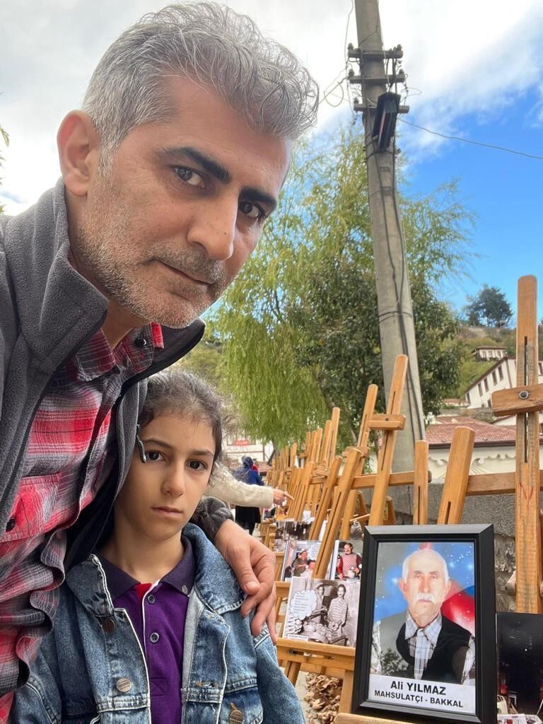Dedesinin fotoğrafını gördü, gözyaşlarını tutamadı