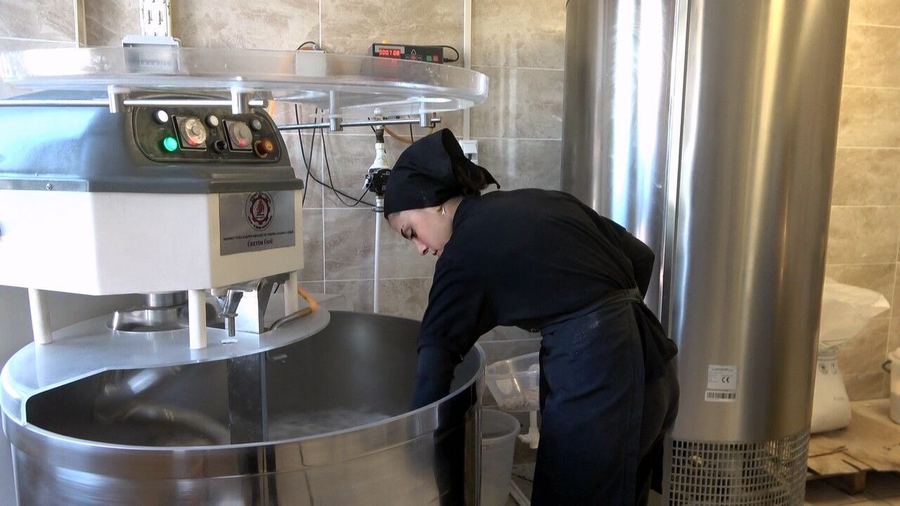 Bafra'da fabrika gibi okuldan 6 bin ekmek üretimi