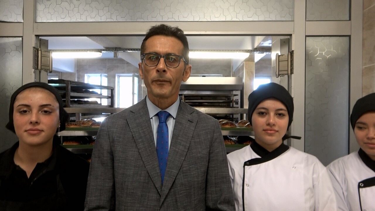 Bafra'da fabrika gibi okuldan 6 bin ekmek üretimi