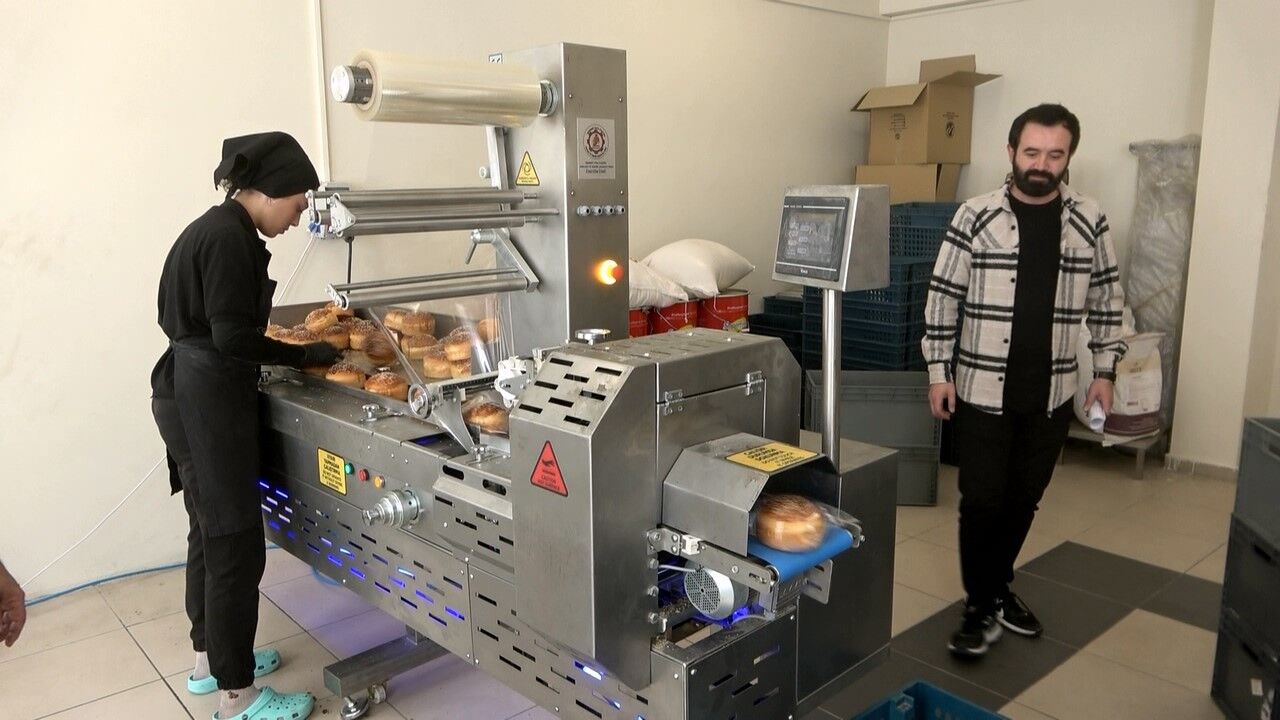 Bafra'da fabrika gibi okuldan 6 bin ekmek üretimi